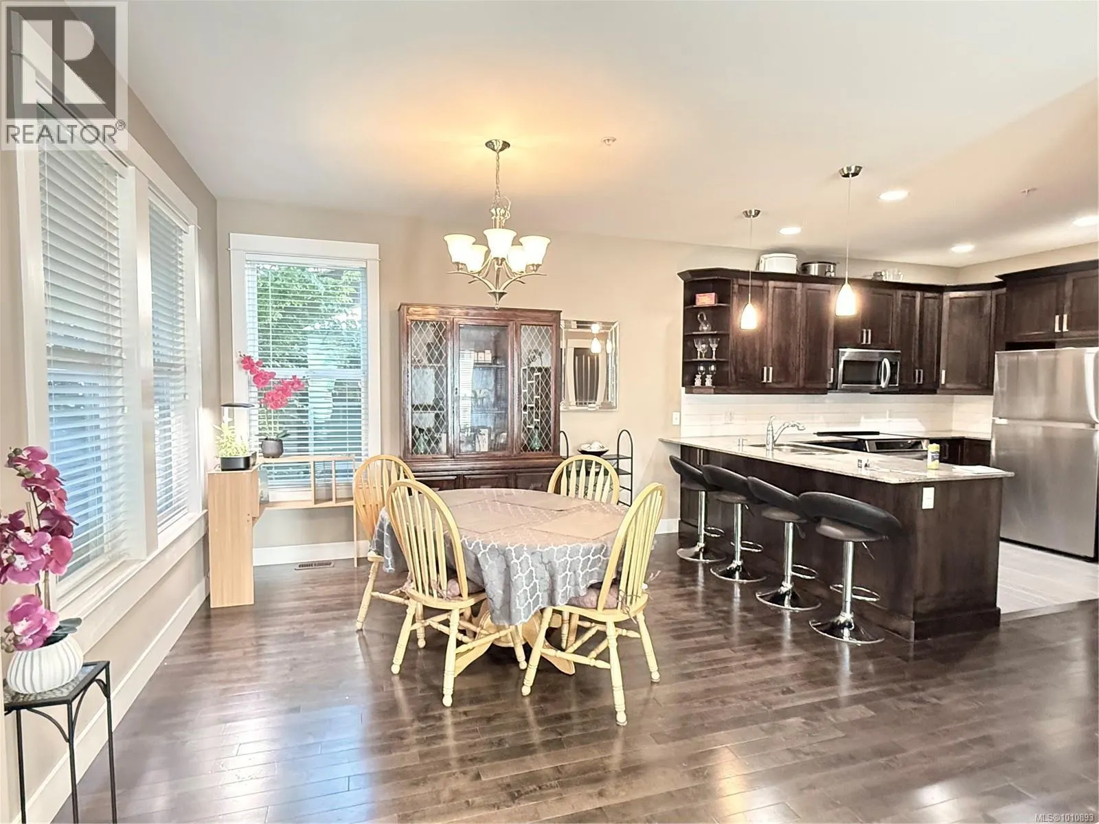6196 Strathcona Pl