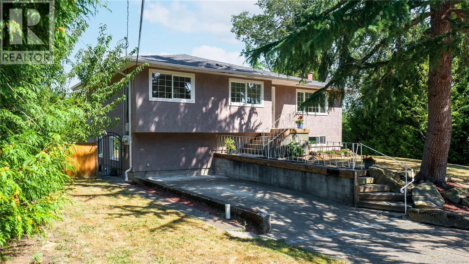 1008 Kenneth St