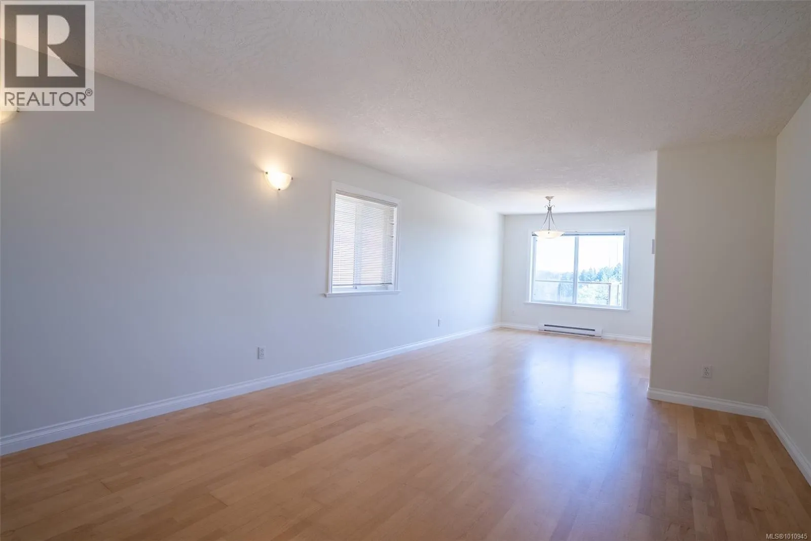 2562 Crystalview Dr