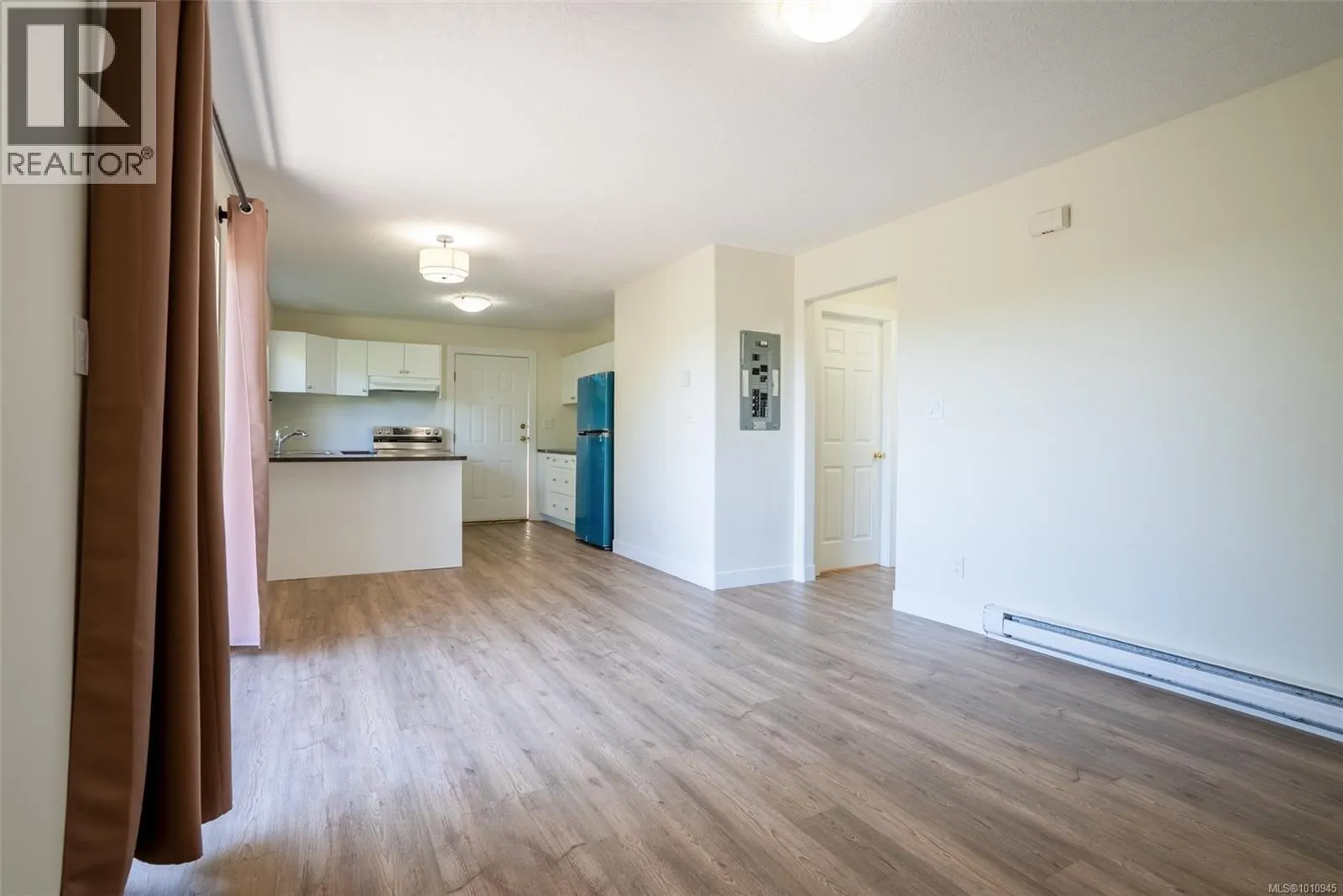 2562 Crystalview Dr