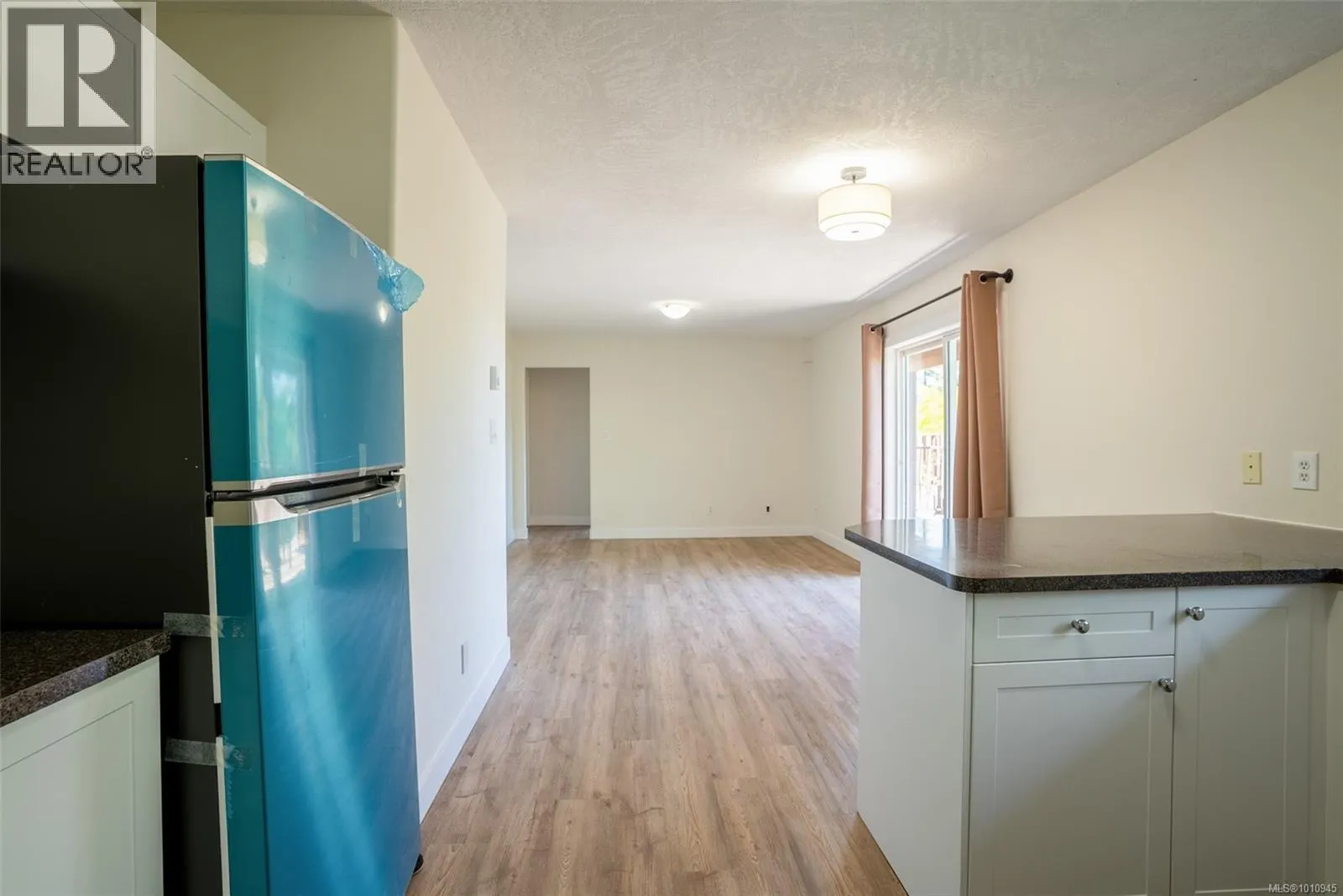 2562 Crystalview Dr