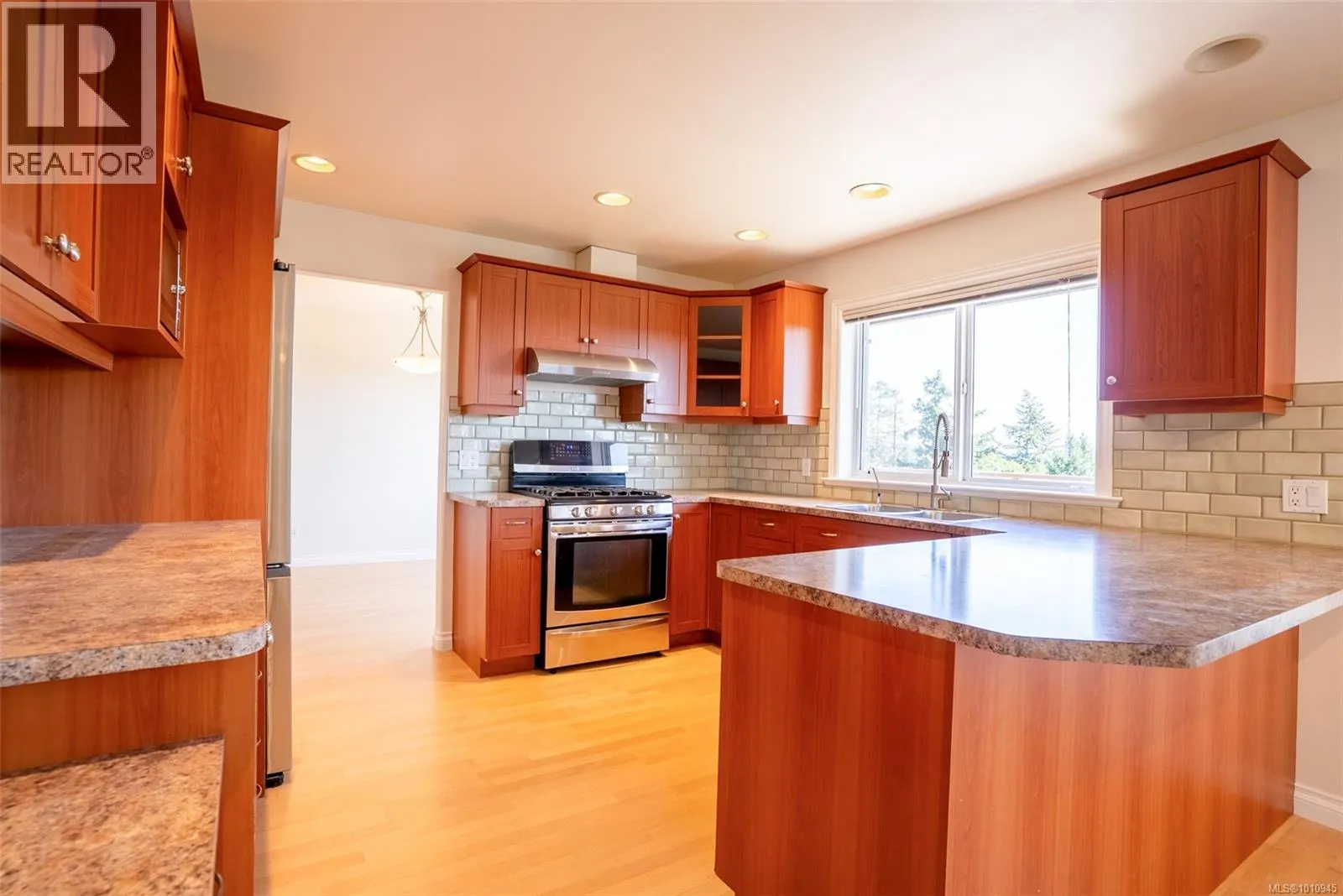 2562 Crystalview Dr