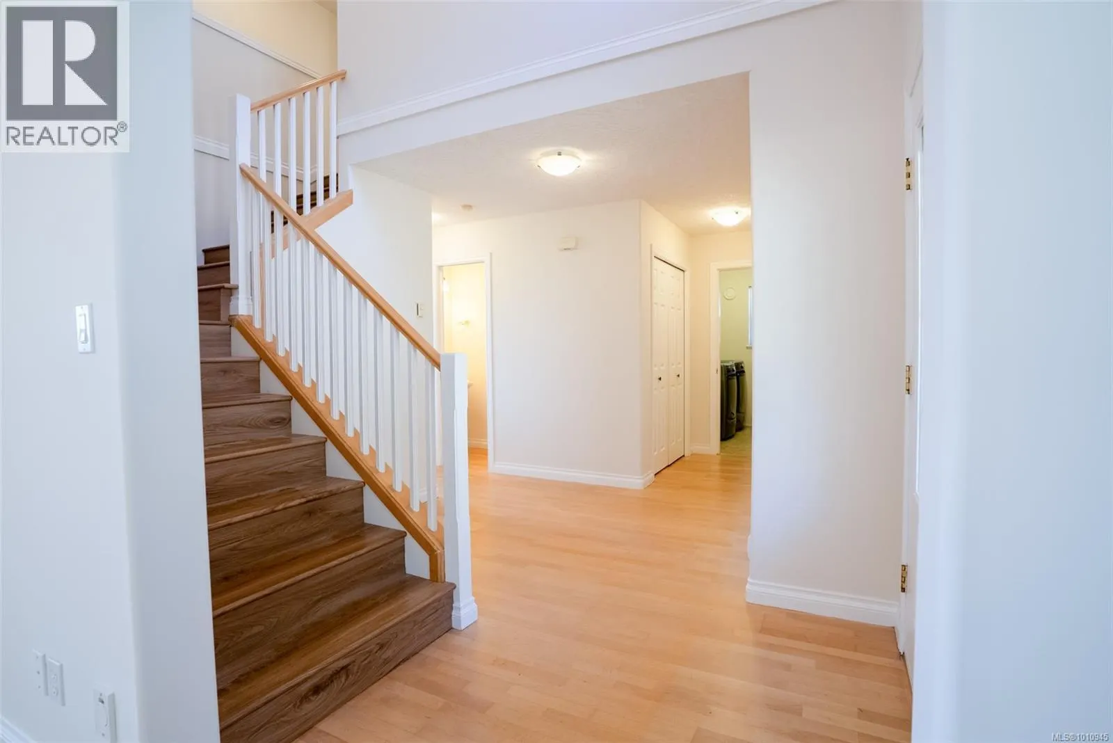 2562 Crystalview Dr