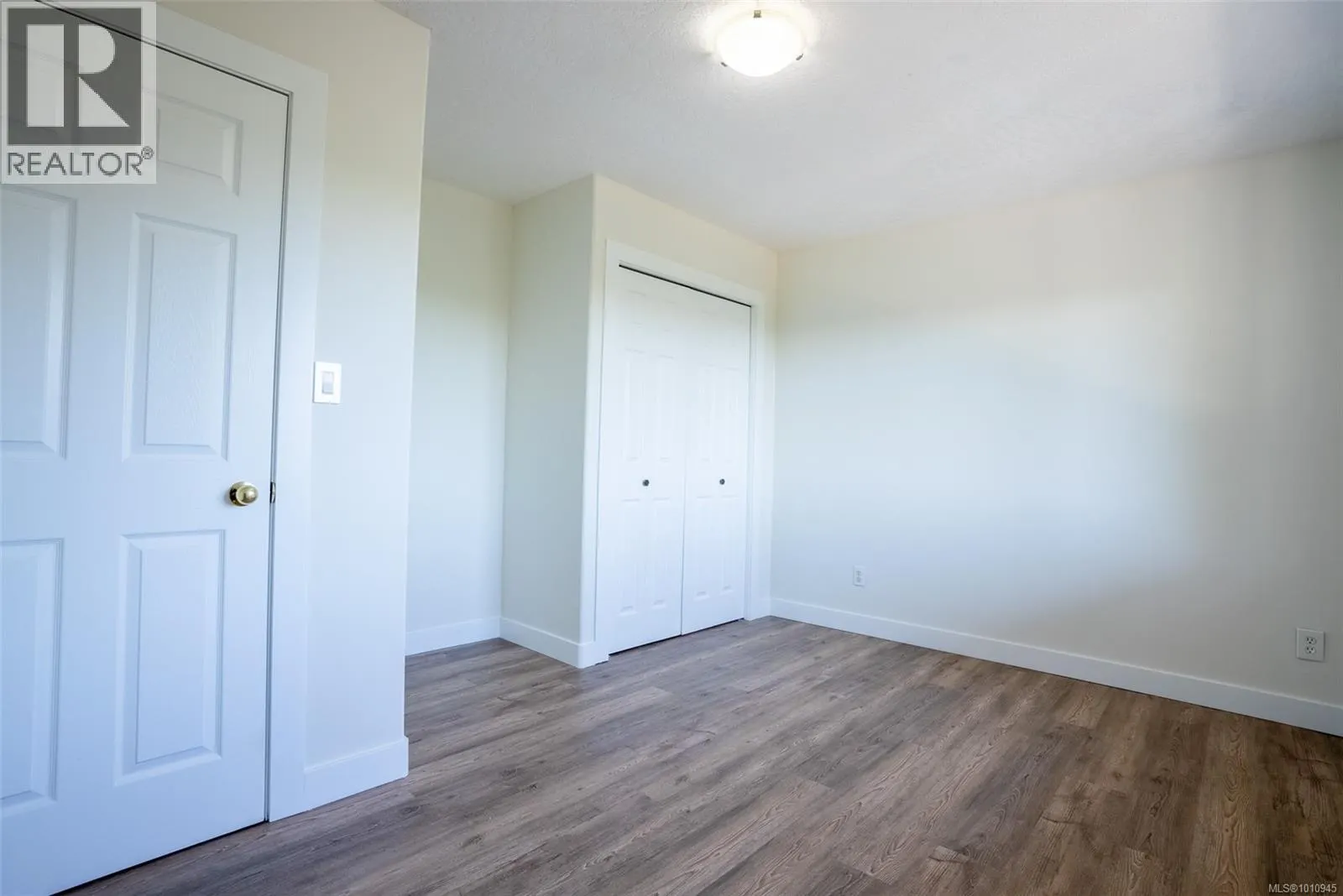 2562 Crystalview Dr