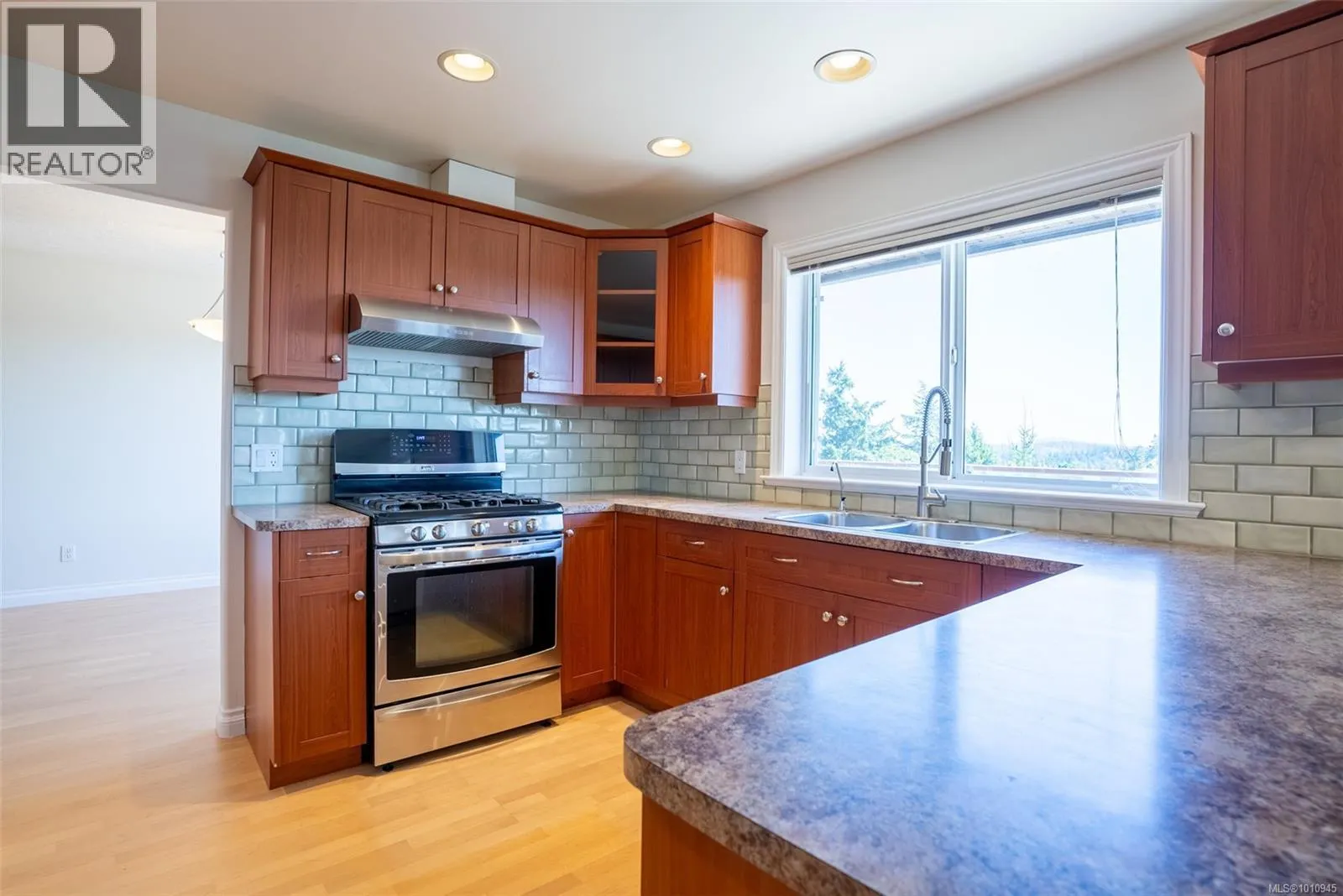 2562 Crystalview Dr