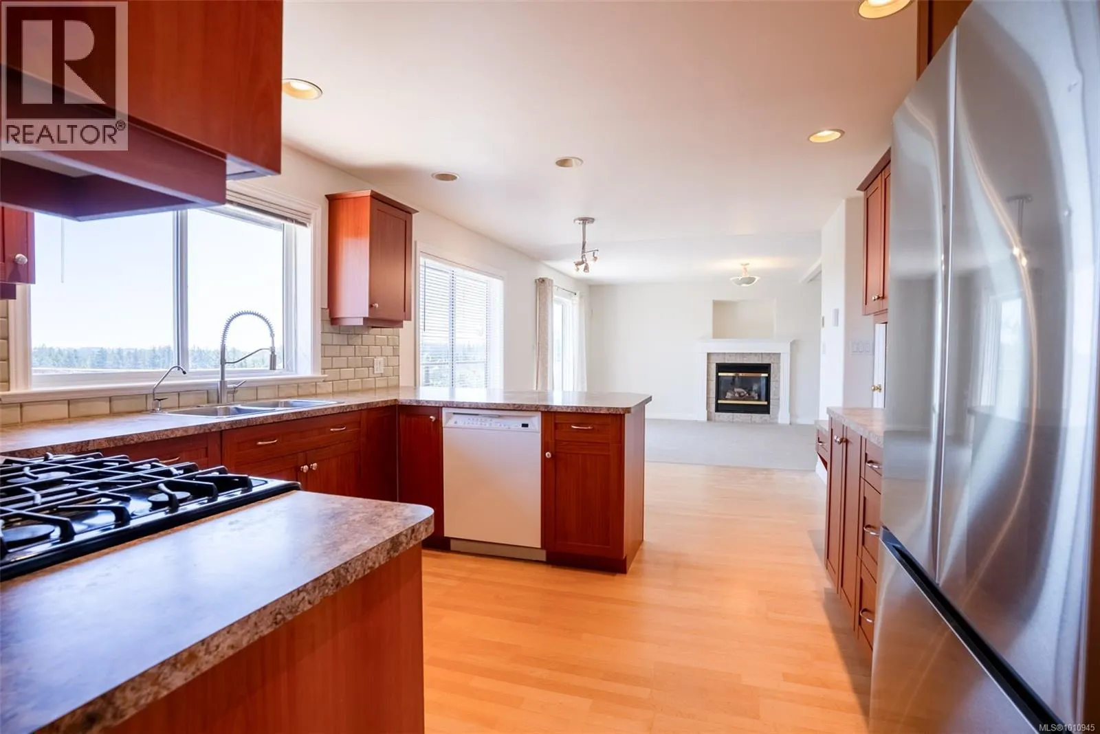 2562 Crystalview Dr