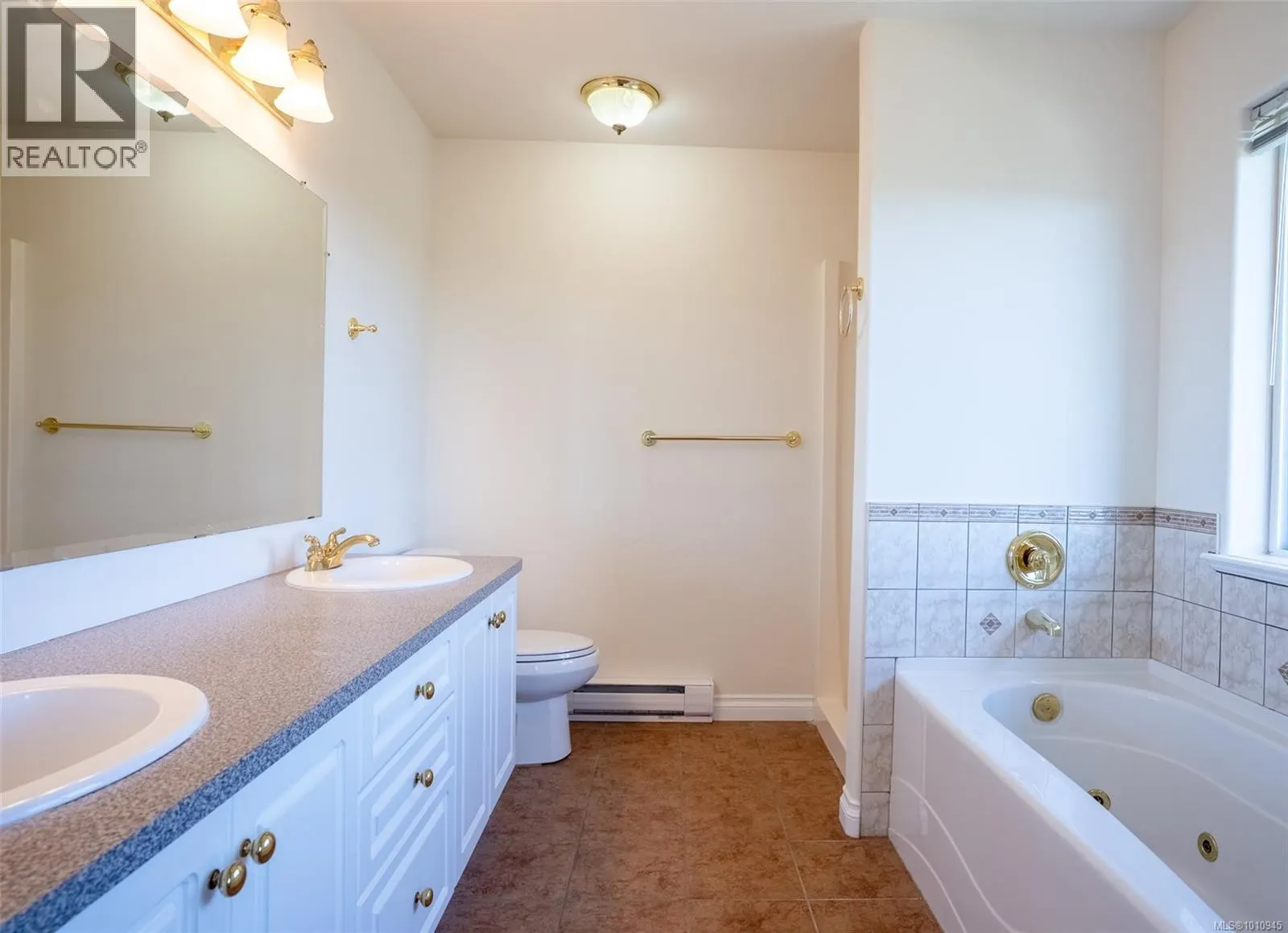 2562 Crystalview Dr
