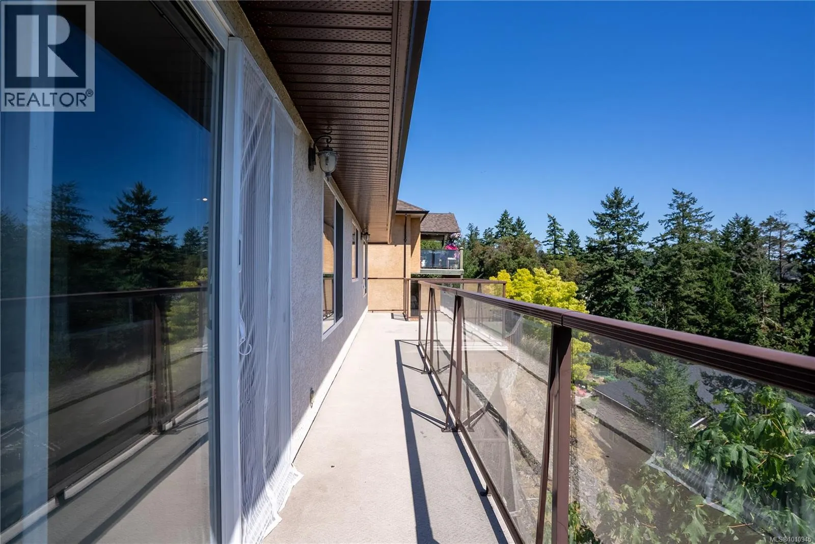 2562 Crystalview Dr