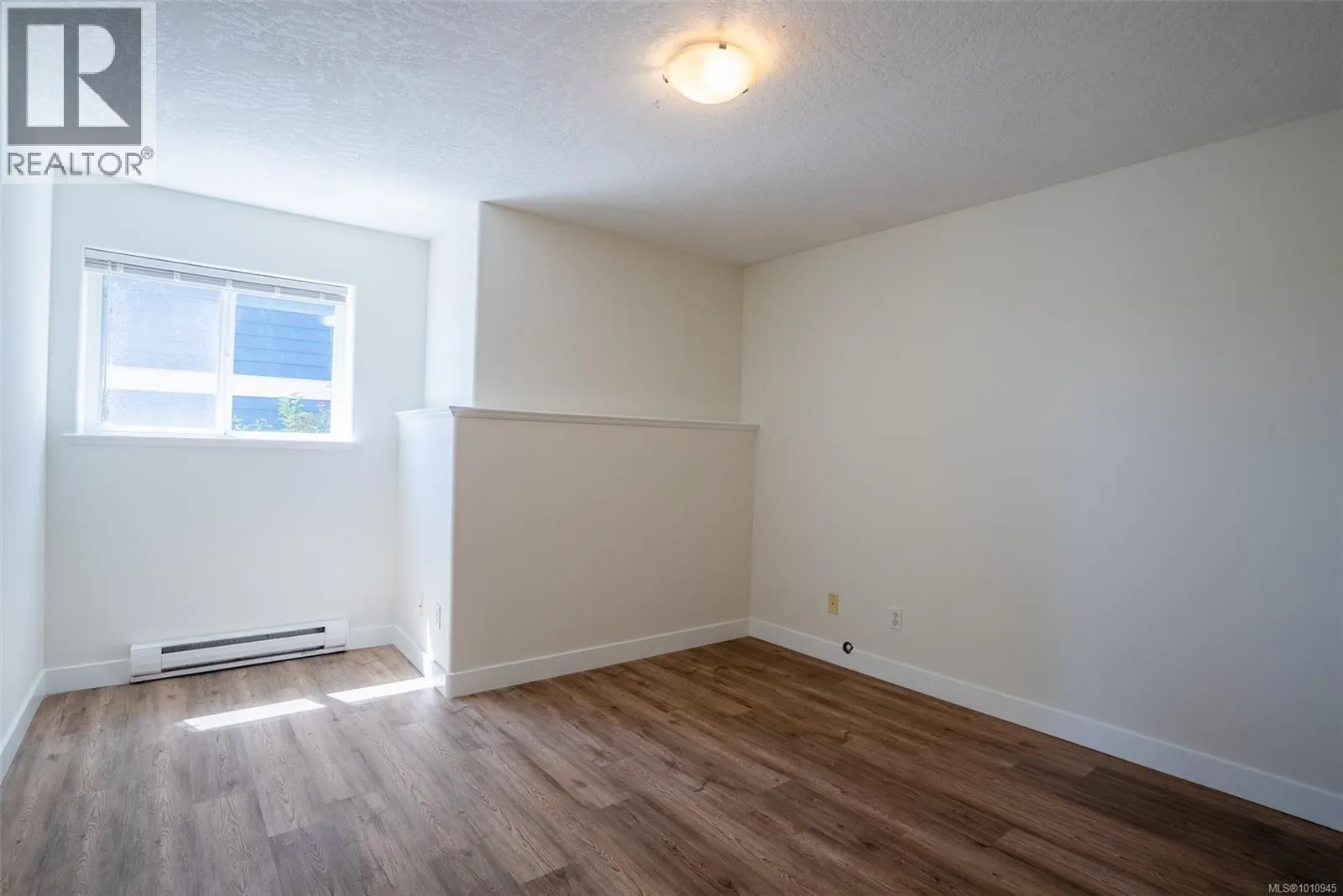 2562 Crystalview Dr