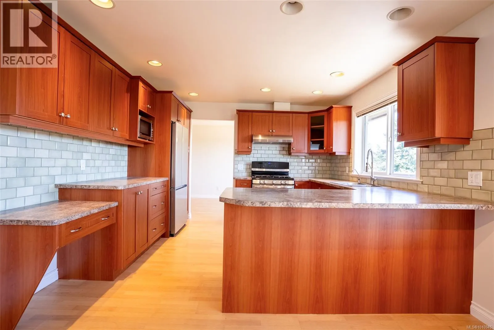2562 Crystalview Dr
