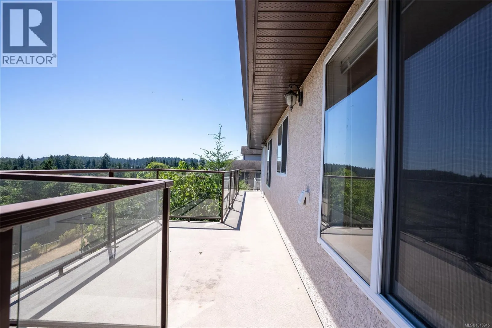 2562 Crystalview Dr