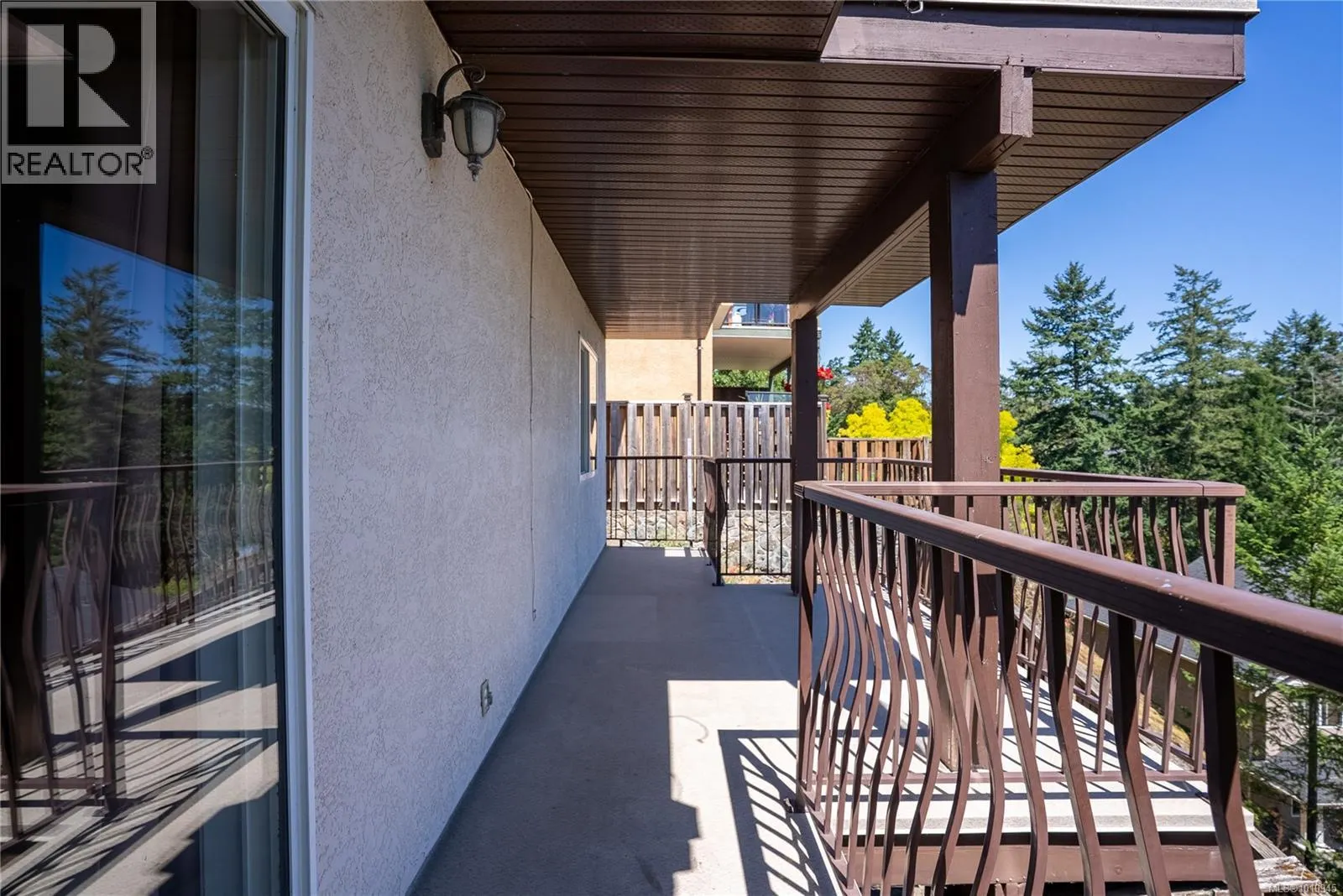 2562 Crystalview Dr