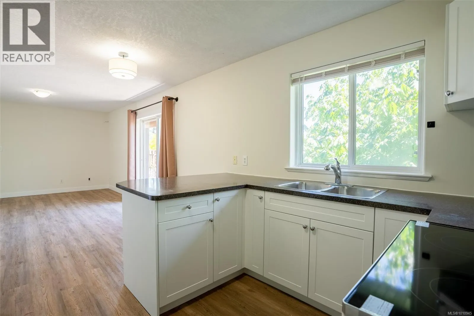 2562 Crystalview Dr