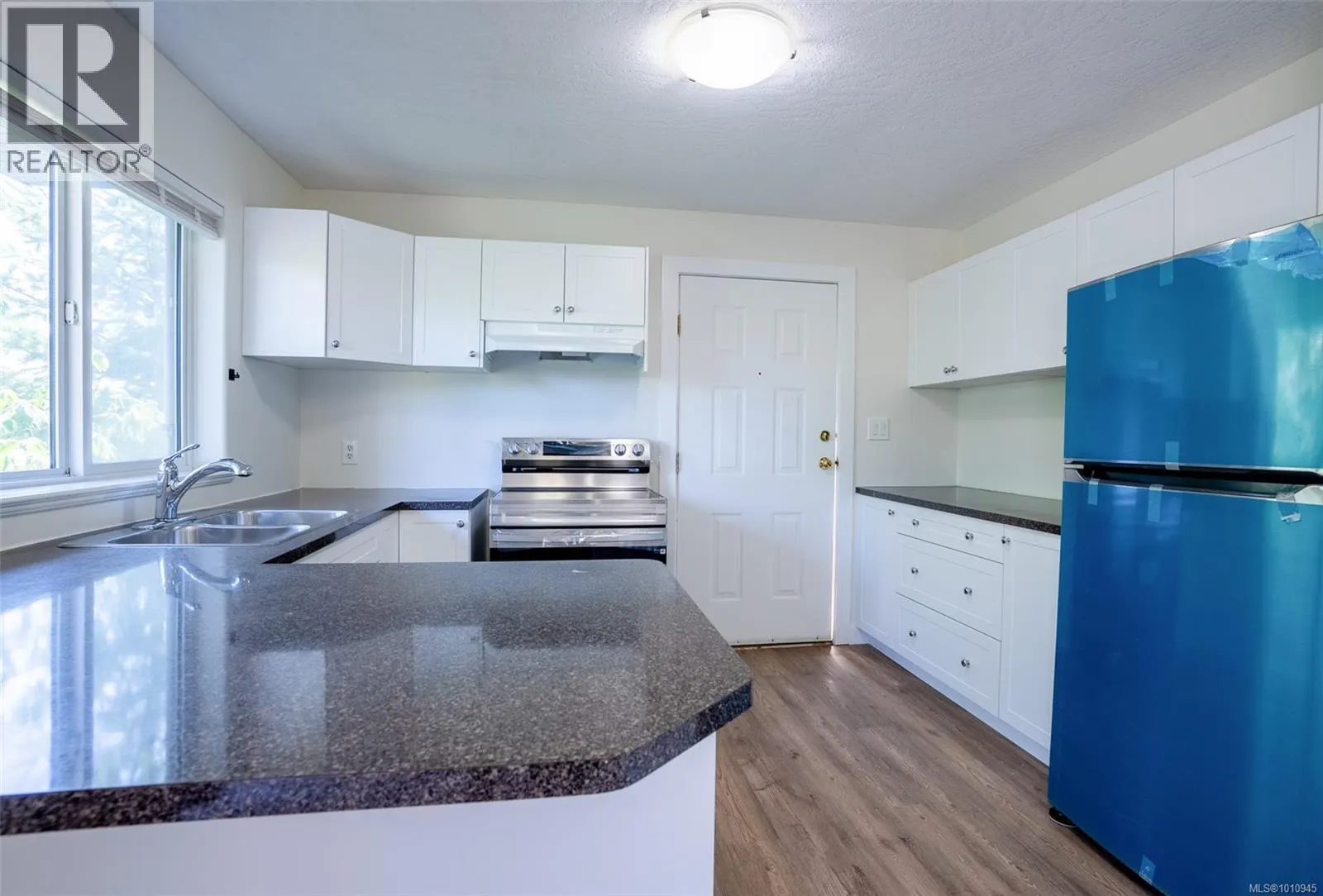 2562 Crystalview Dr