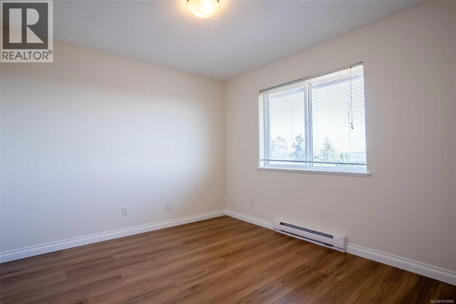 2562 Crystalview Dr