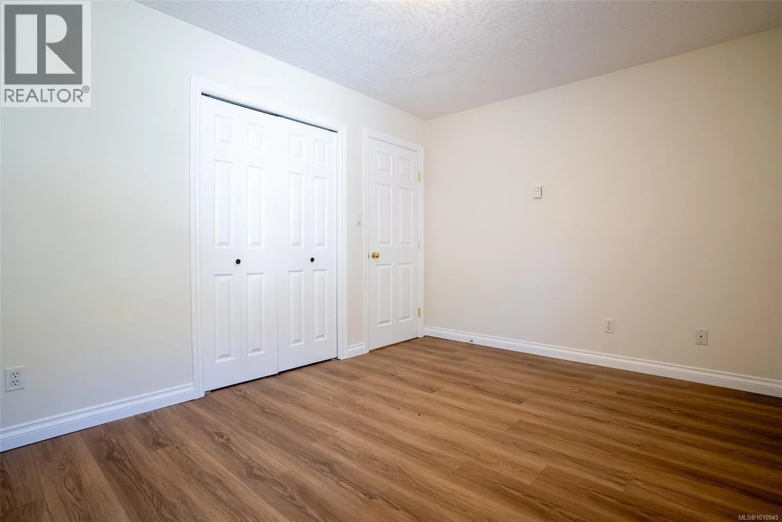 2562 Crystalview Dr