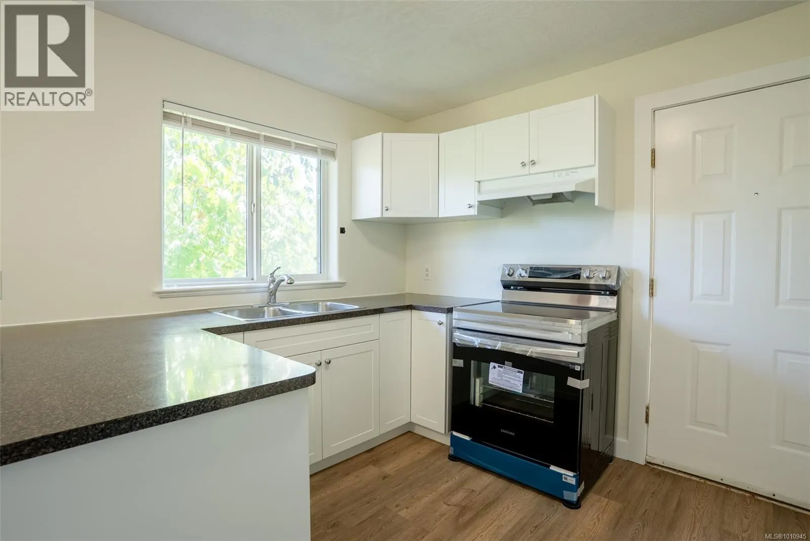2562 Crystalview Dr