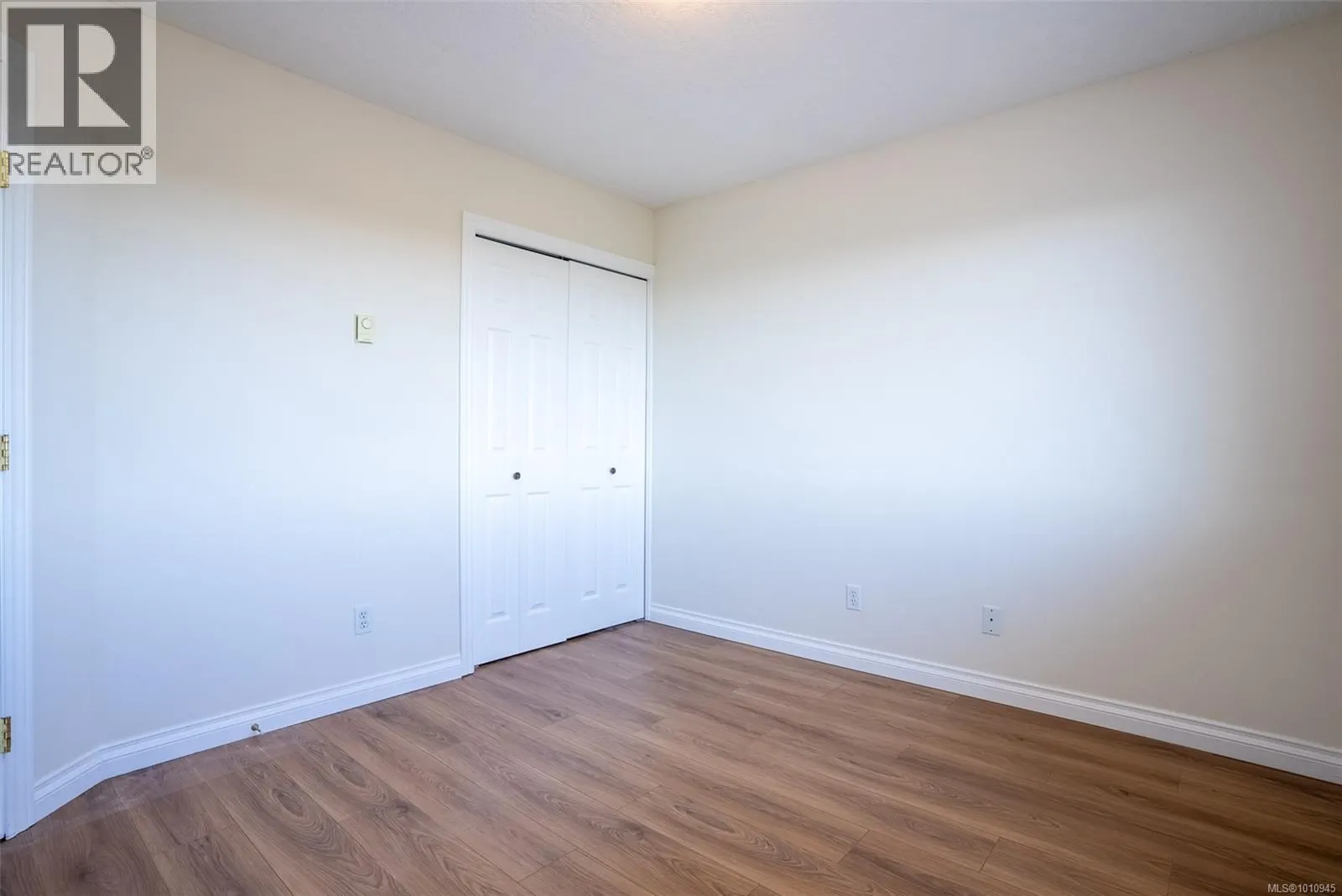 2562 Crystalview Dr
