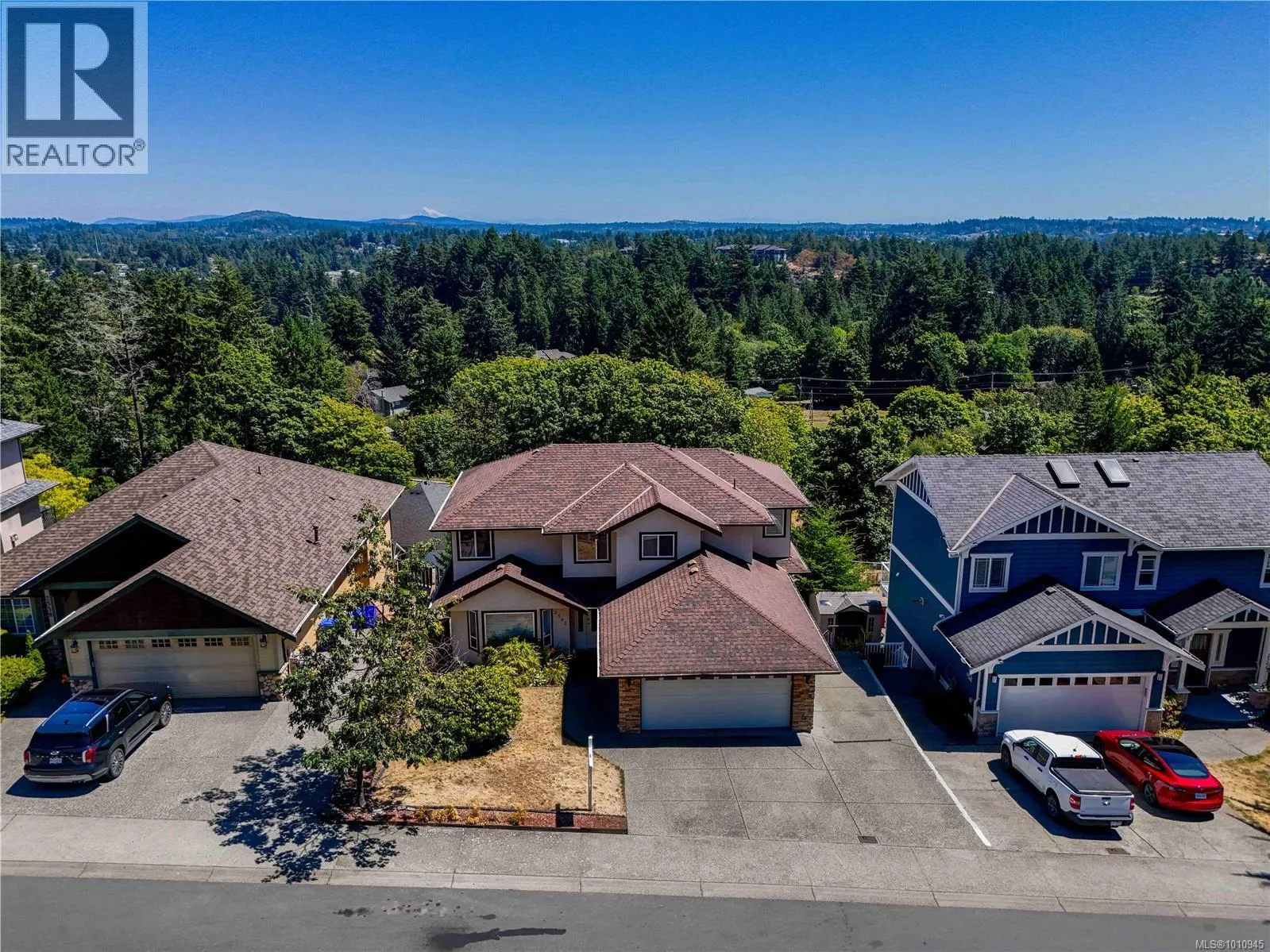 2562 Crystalview Dr