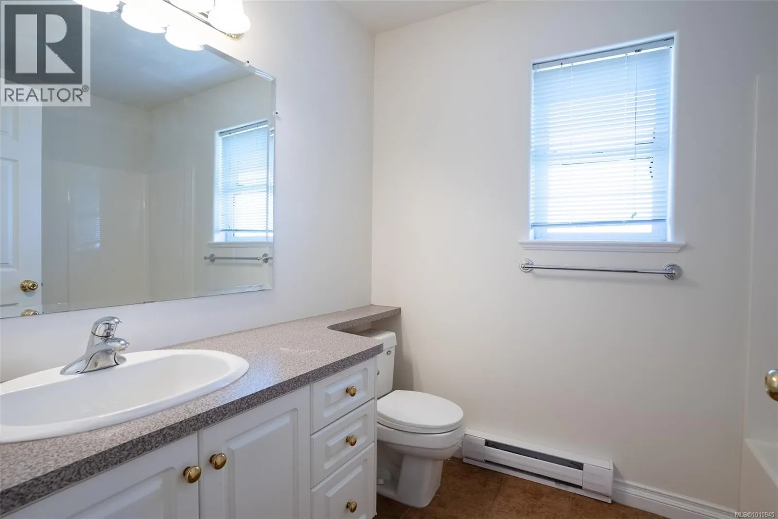 2562 Crystalview Dr
