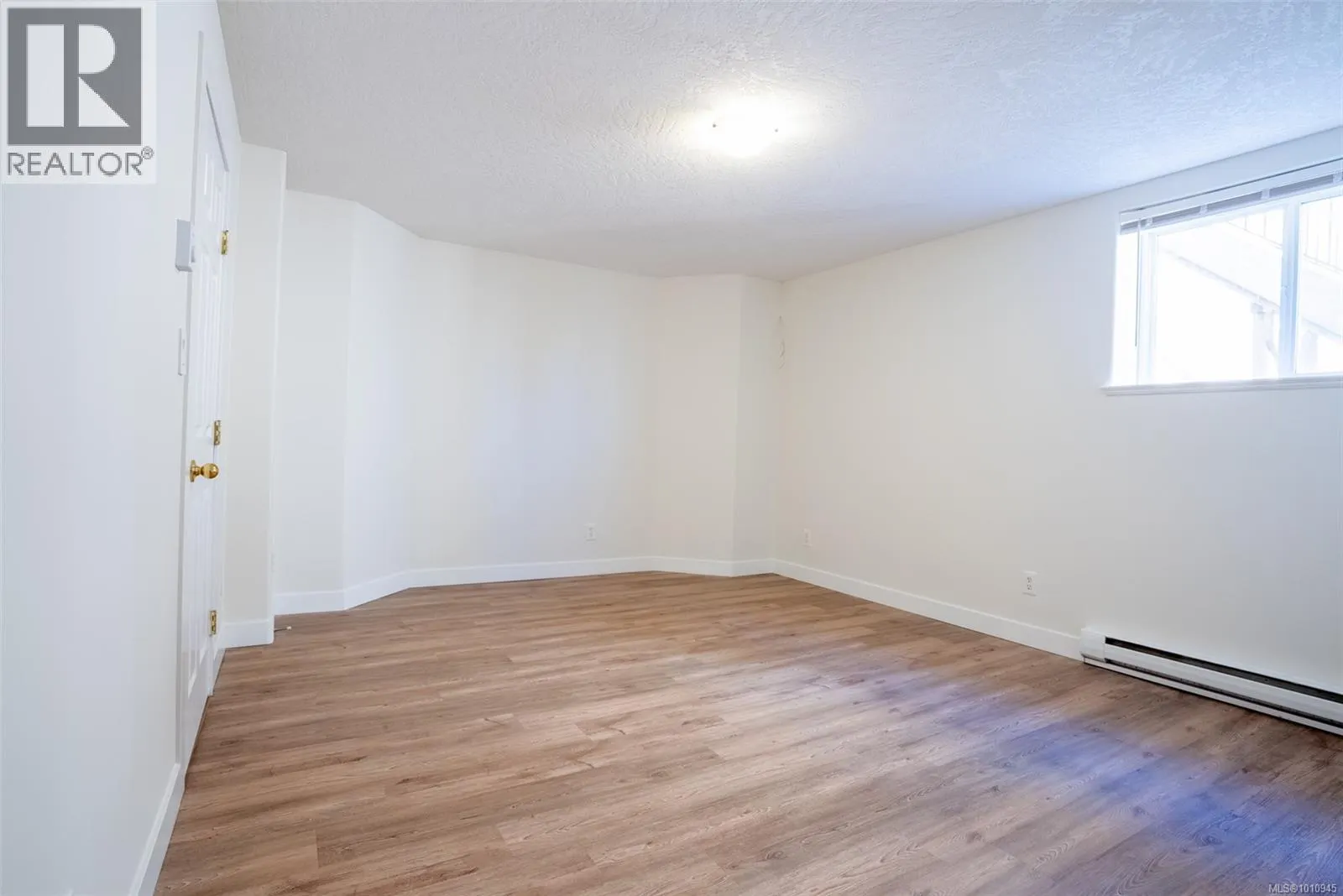 2562 Crystalview Dr
