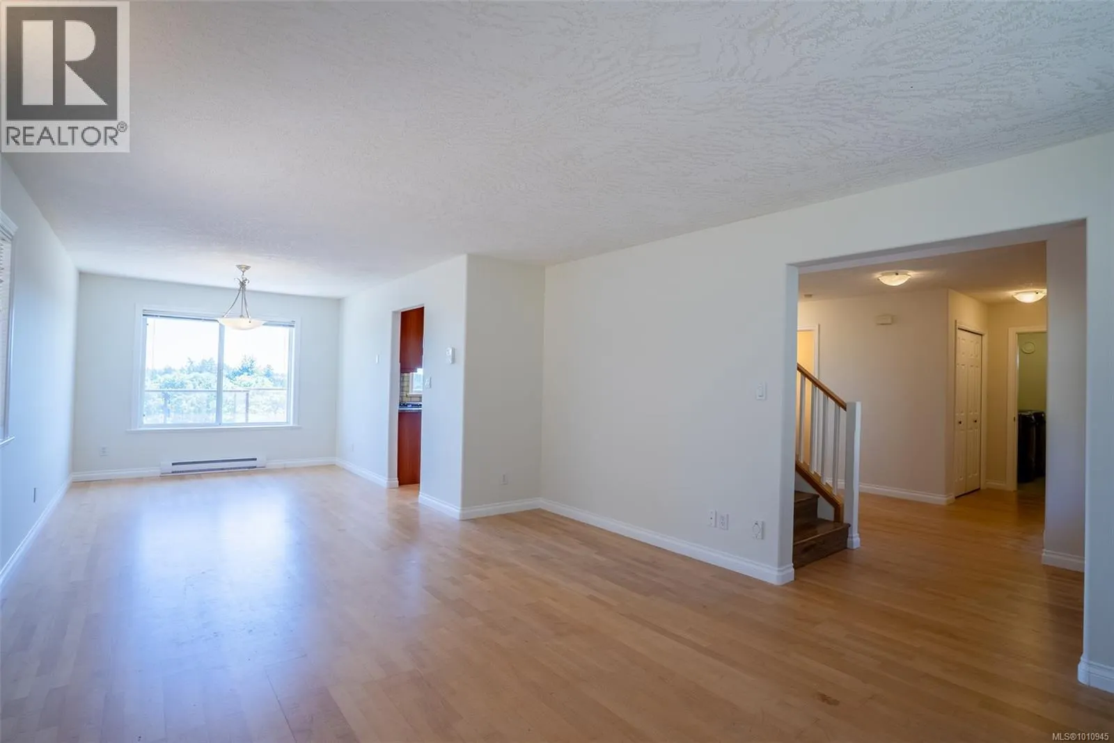 2562 Crystalview Dr