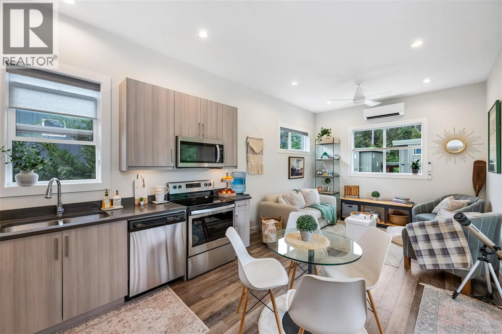 7333 Lakefront Pl