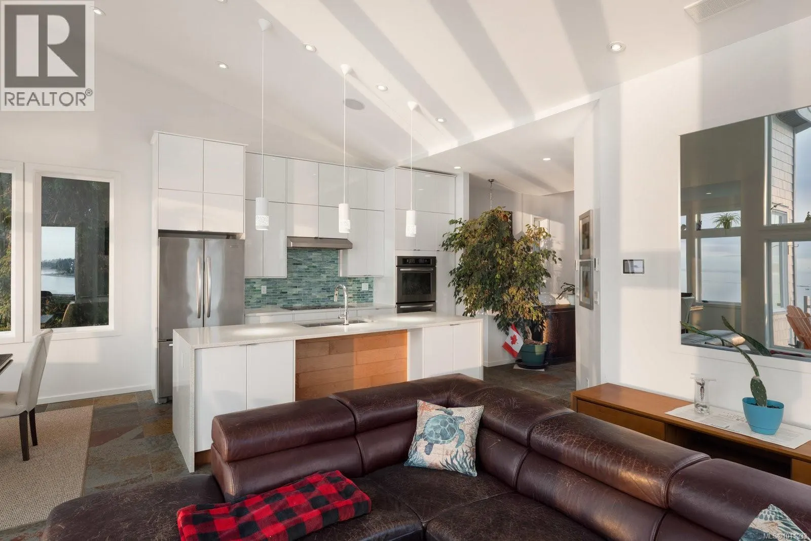 5009 Cordova Bay Rd