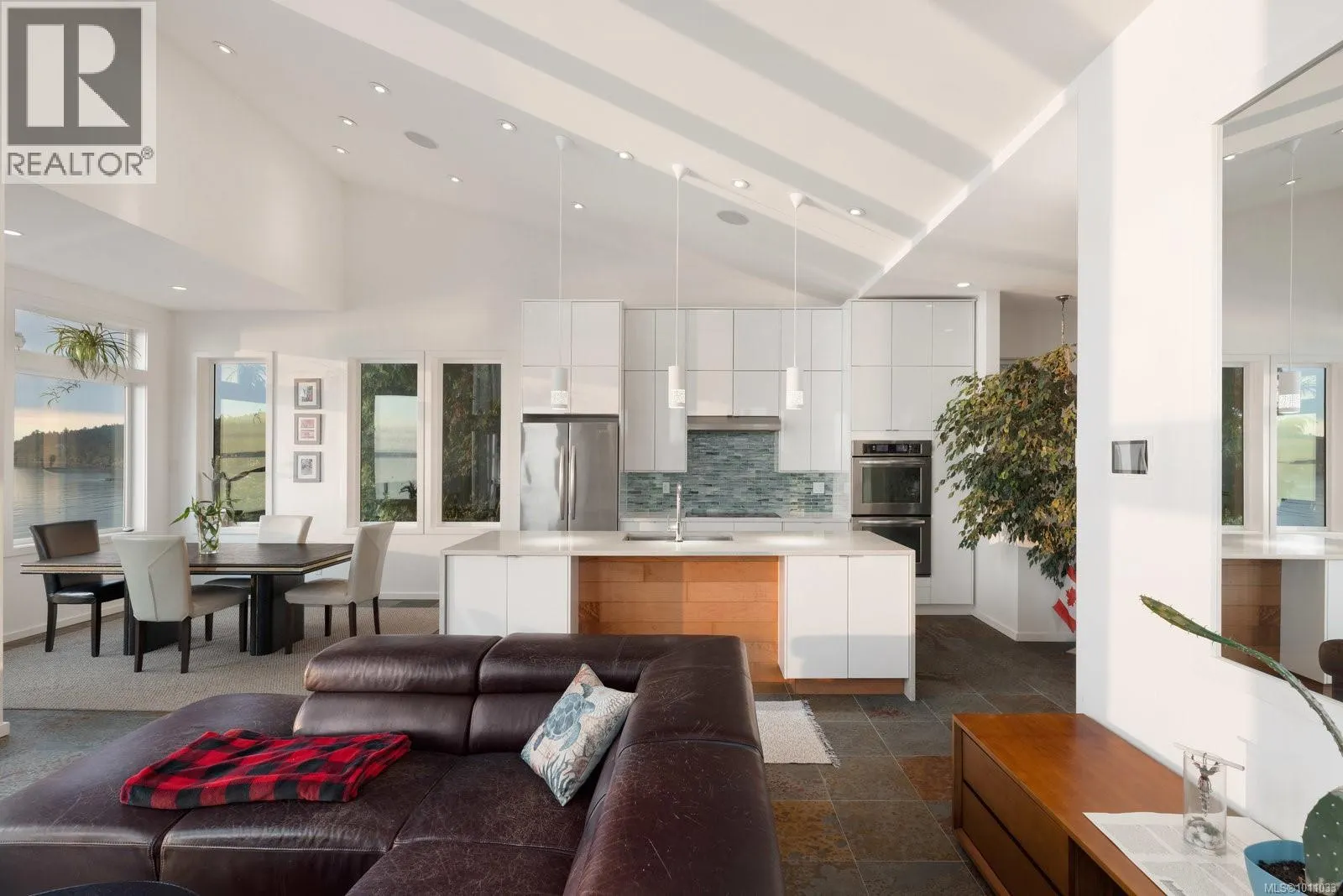5009 Cordova Bay Rd