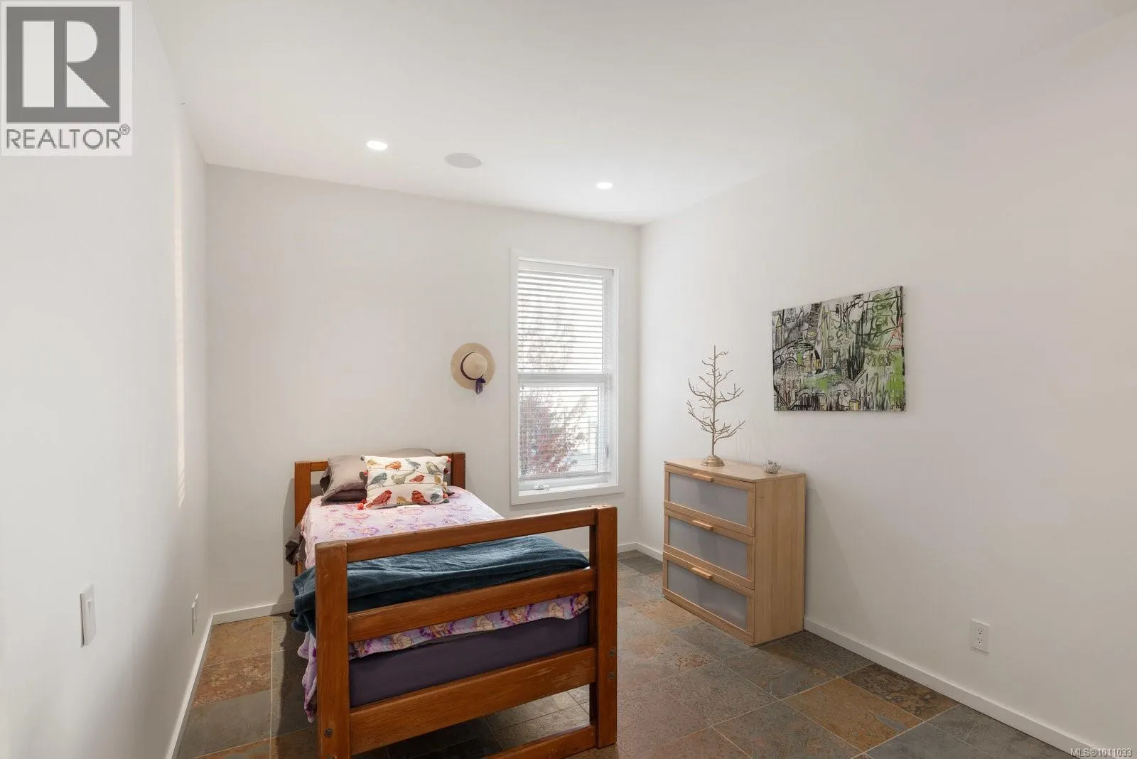 5009 Cordova Bay Rd