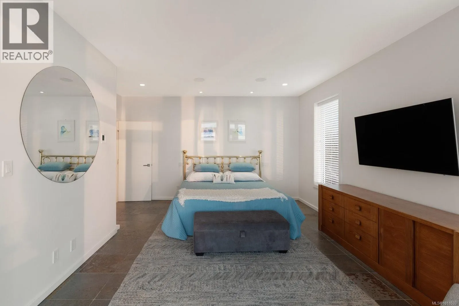 5009 Cordova Bay Rd