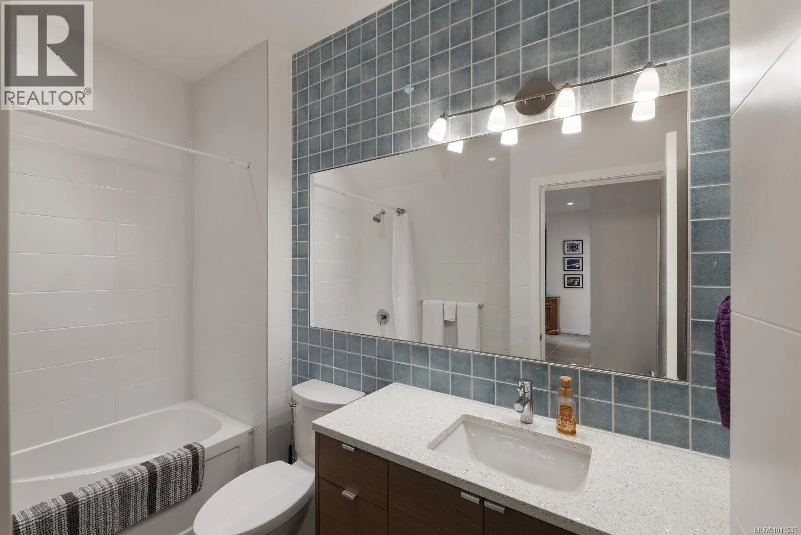 5009 Cordova Bay Rd
