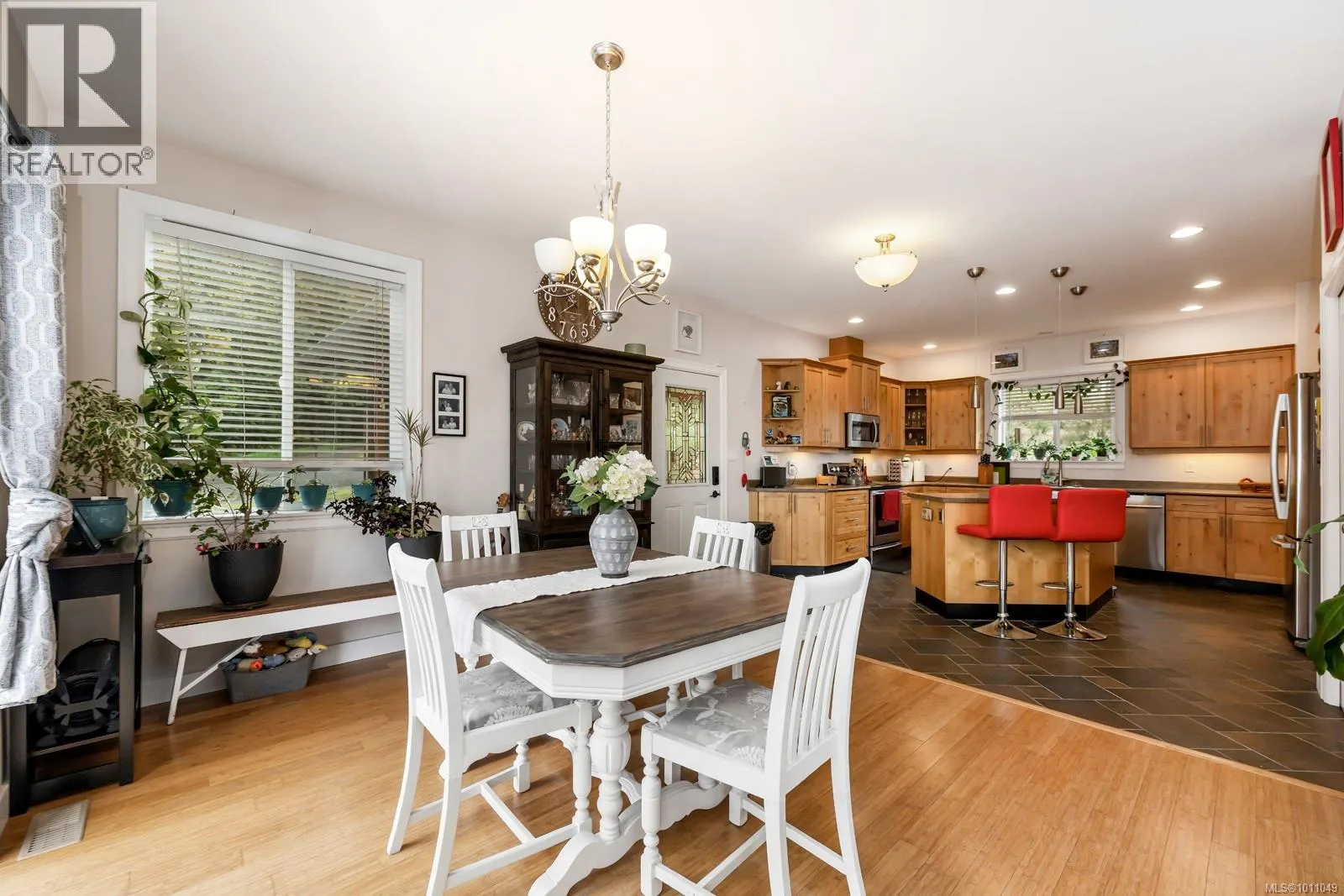 1735 Robert St