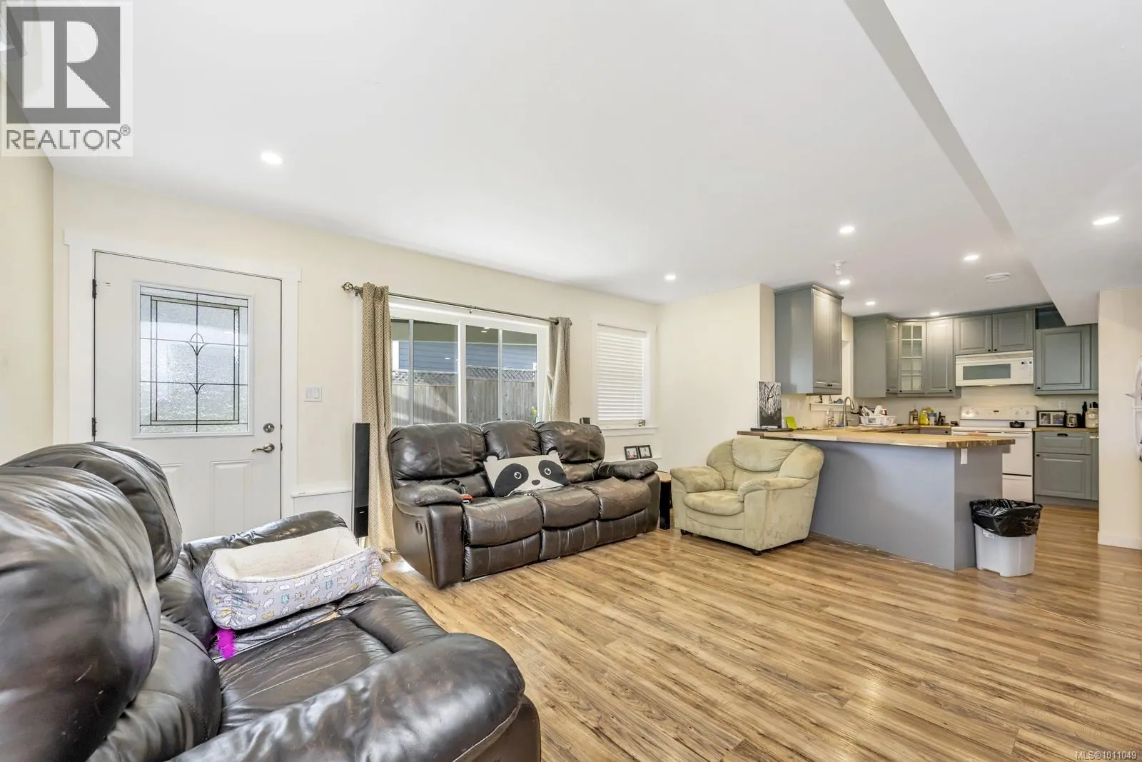 1735 Robert St