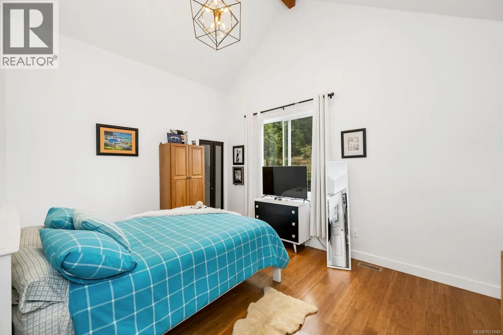 1735 Robert St