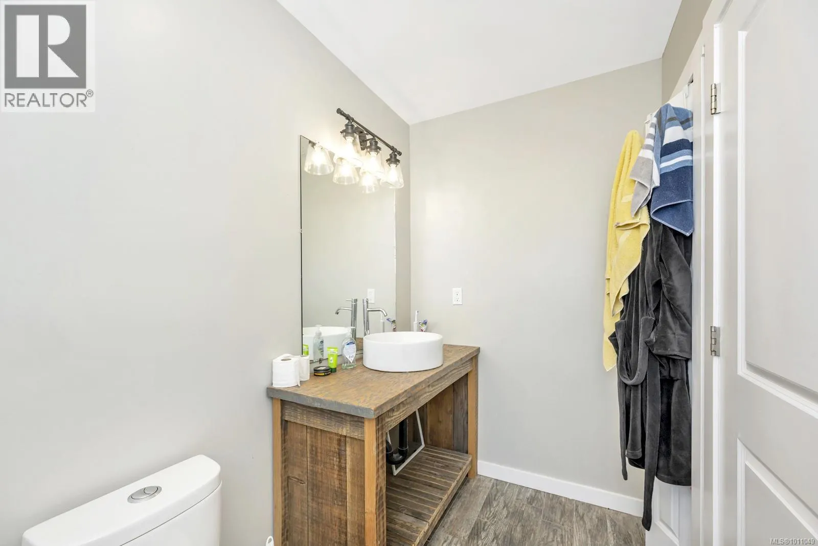 1735 Robert St