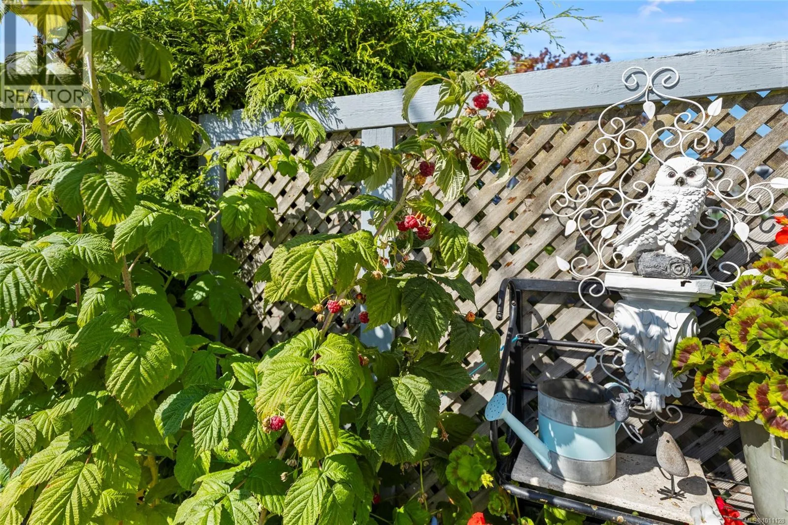 92 7701 Central Saanich Rd