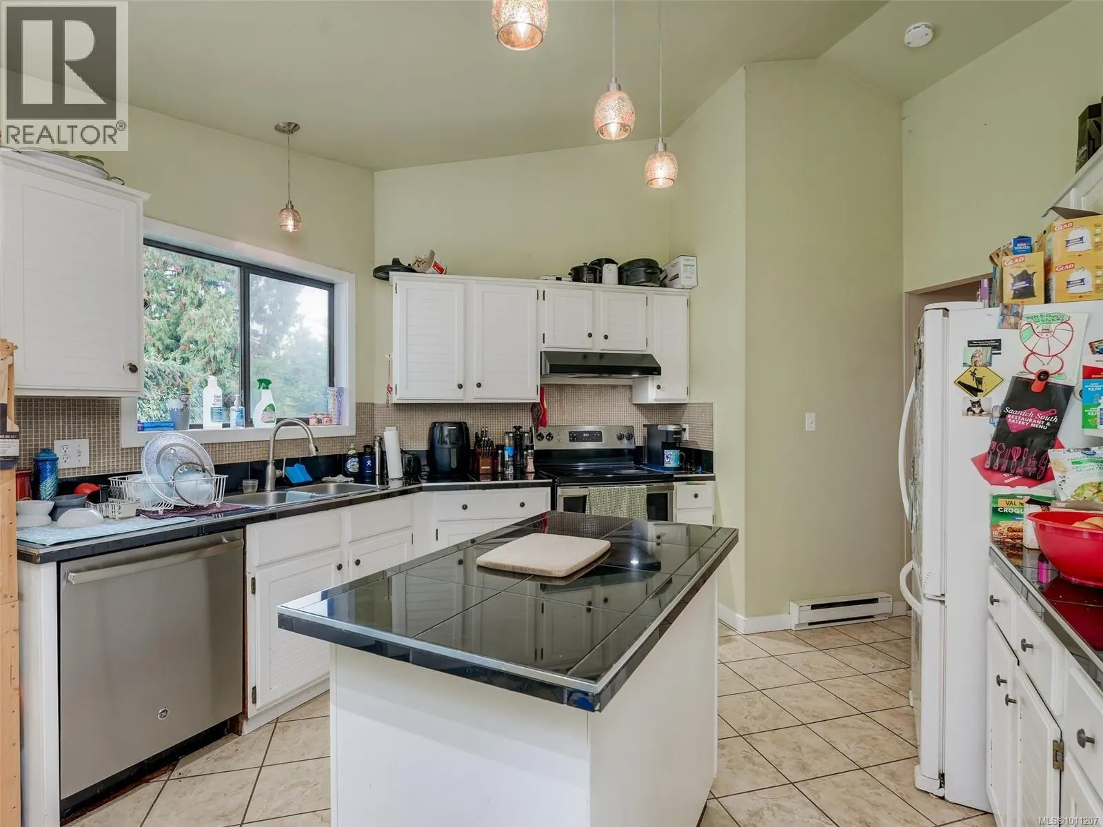1544 Granada Cres