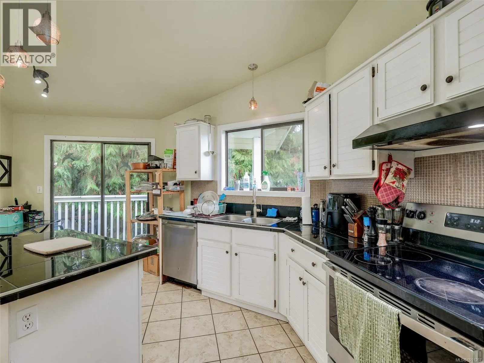 1544 Granada Cres