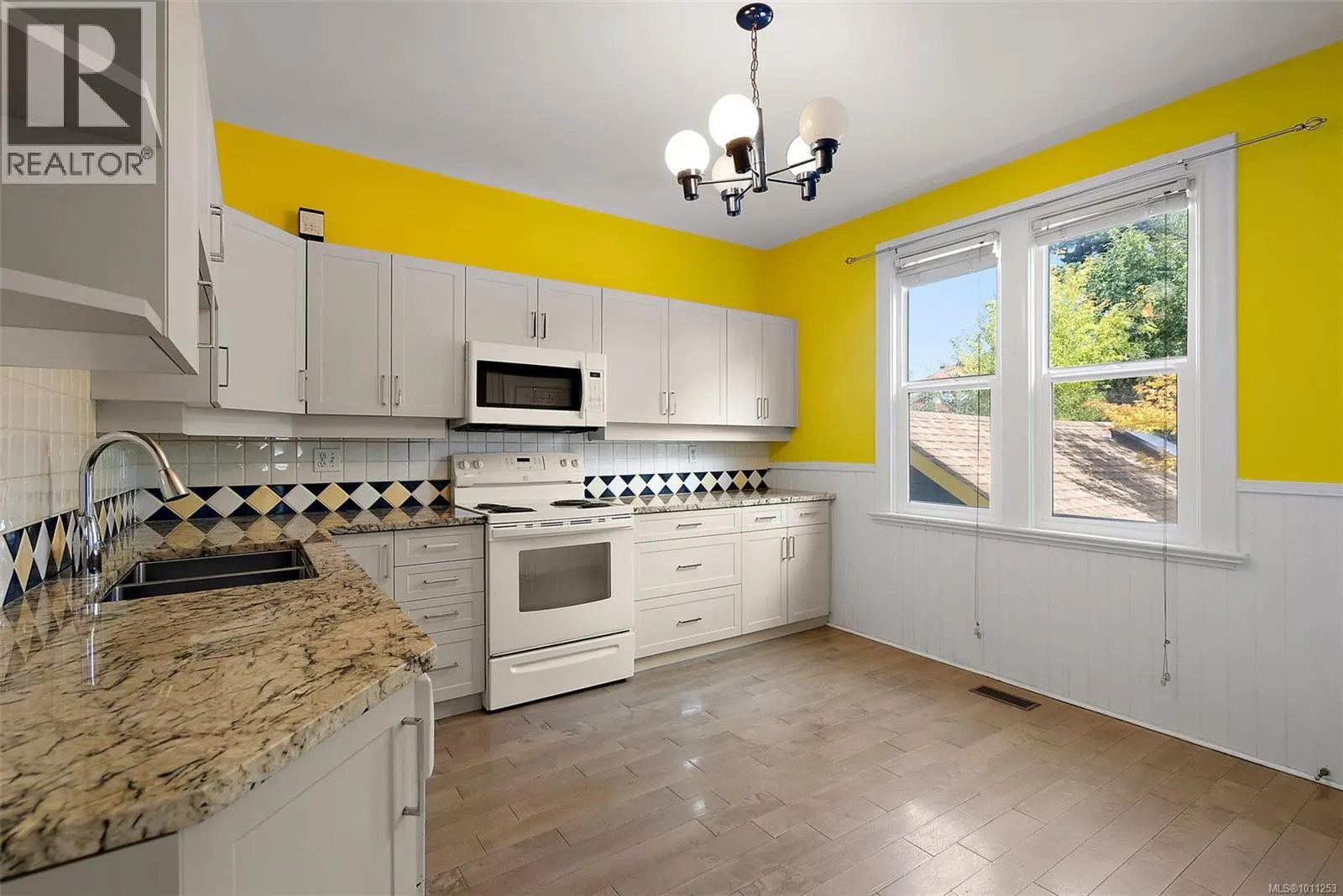 146 Simcoe St