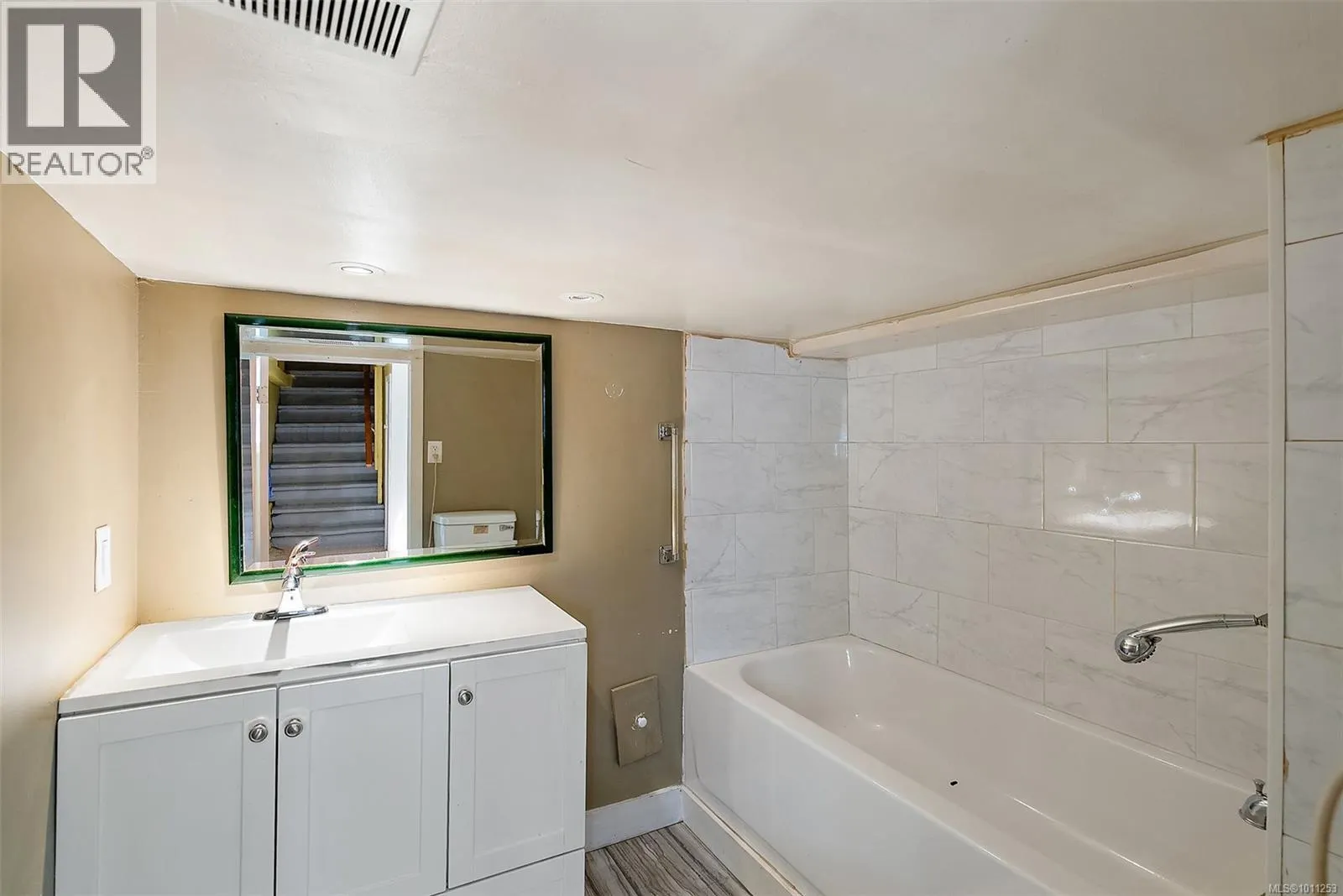 146 Simcoe St