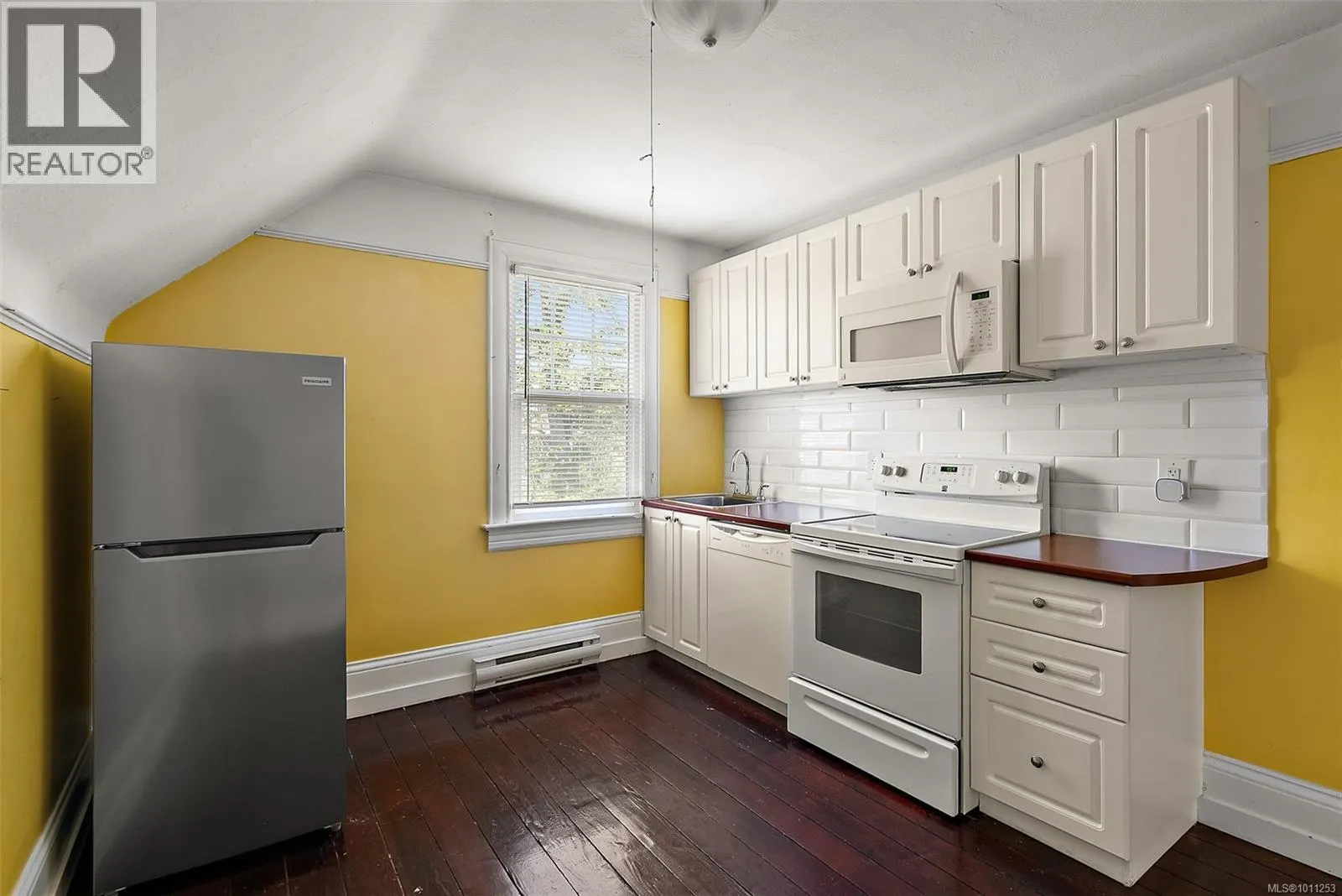 146 Simcoe St