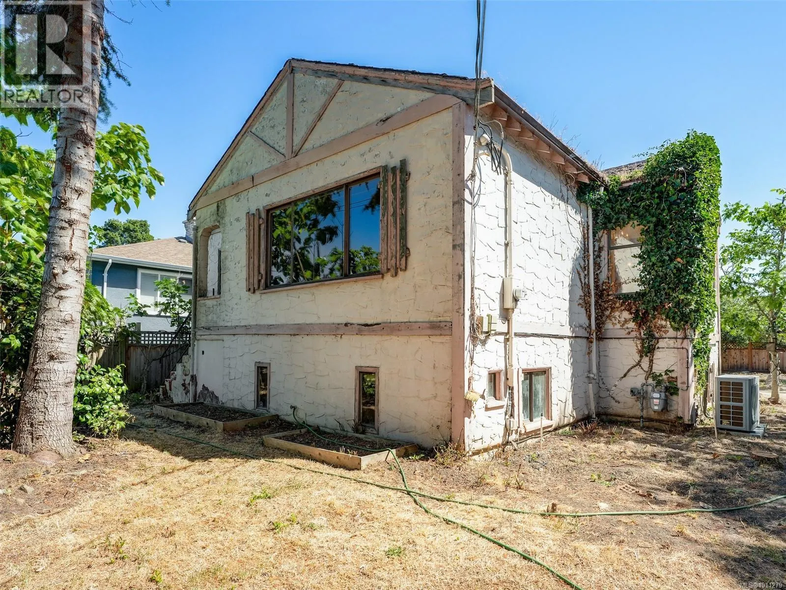 2707 Foul Bay Rd