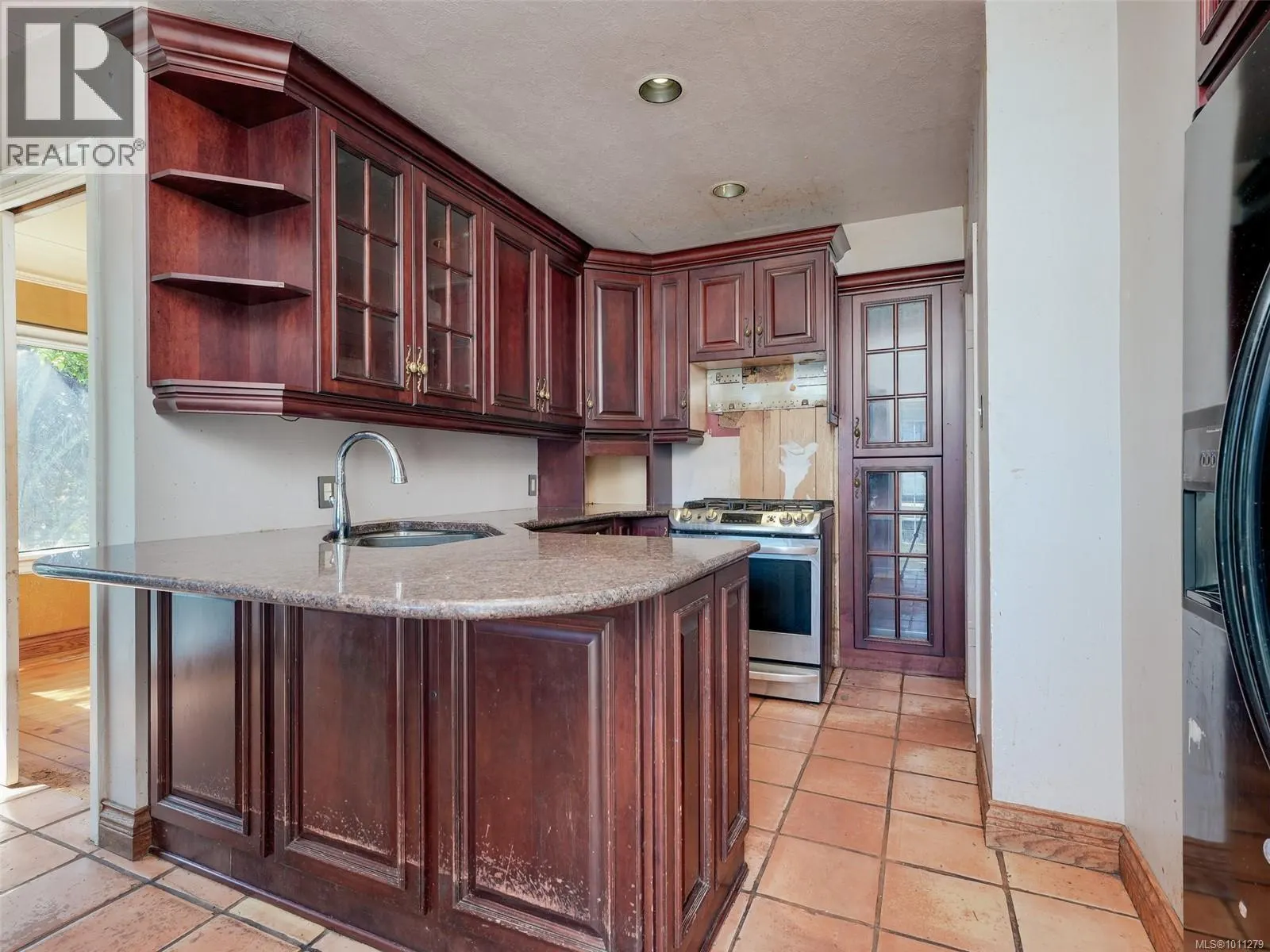 2707 Foul Bay Rd