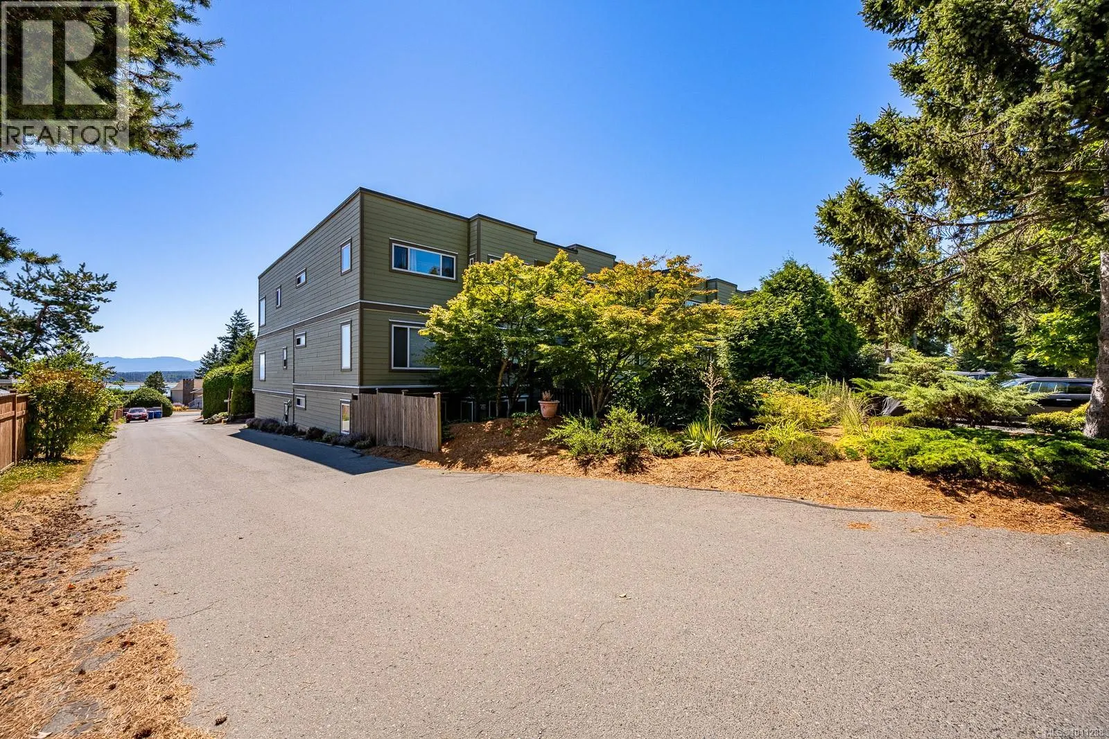 203 2250 Manor Pl