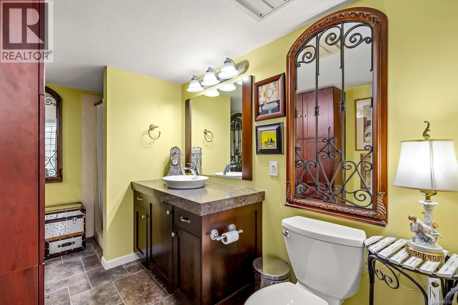 203 2250 Manor Pl