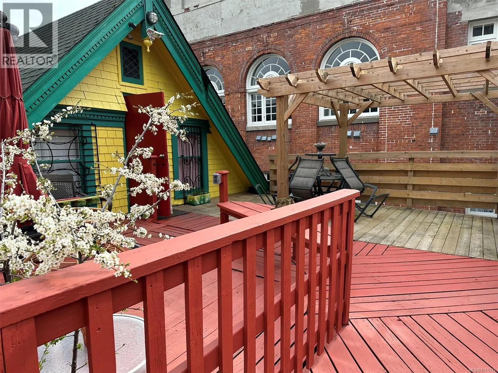 1608 Quadra St