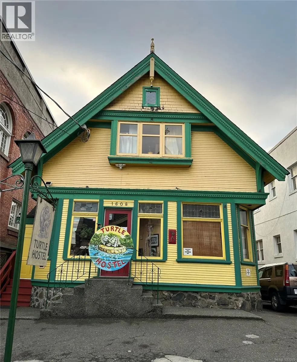 1608 Quadra St