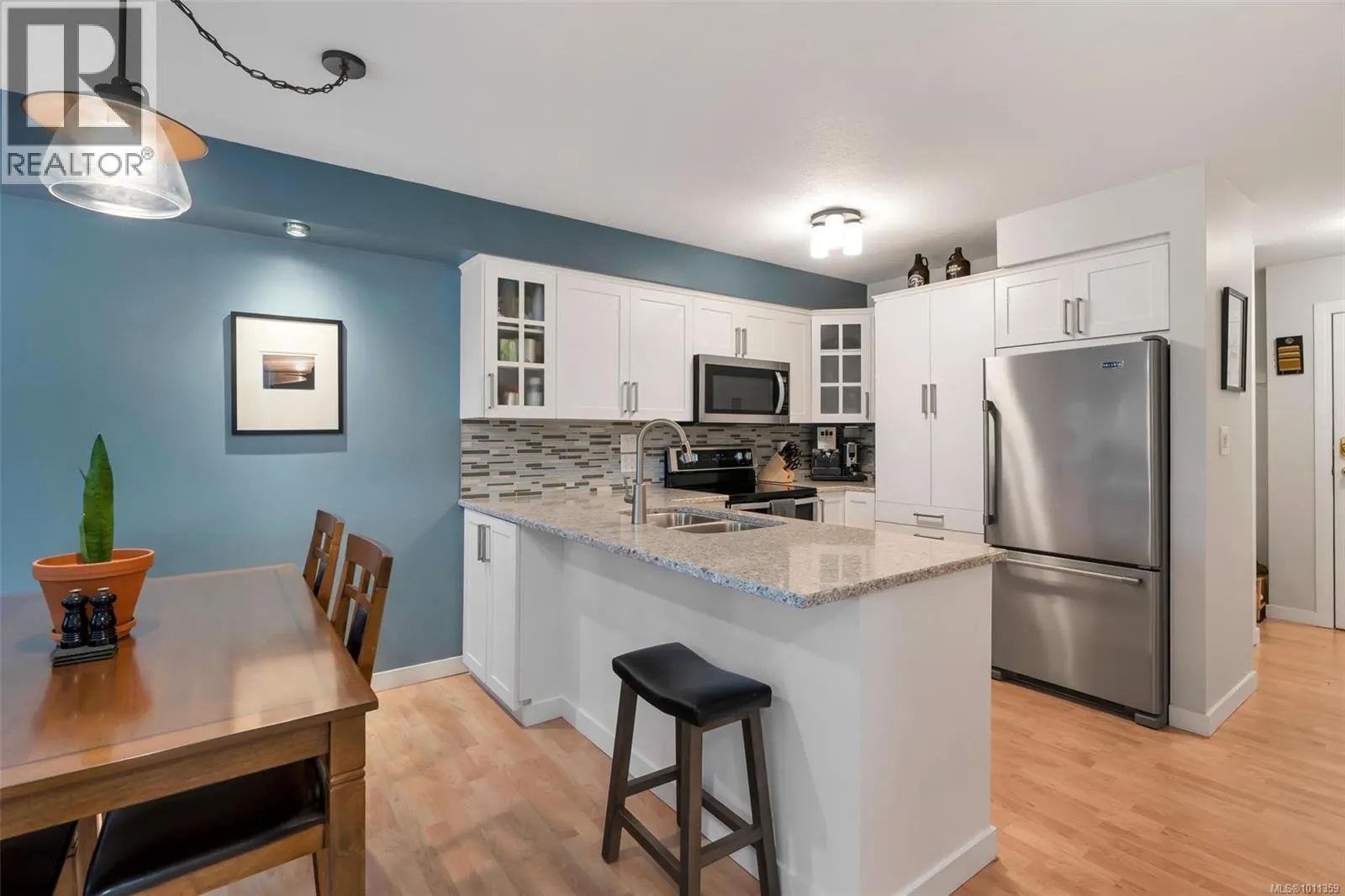 205 7070 West Saanich Rd
