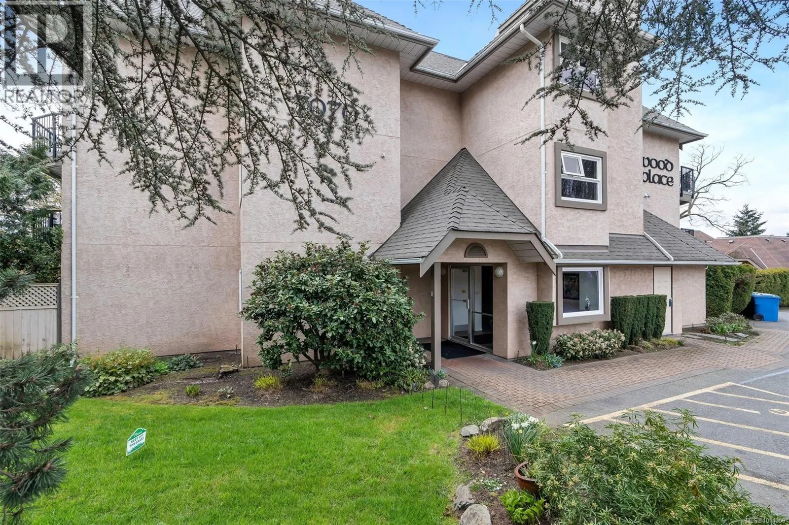 205 7070 West Saanich Rd